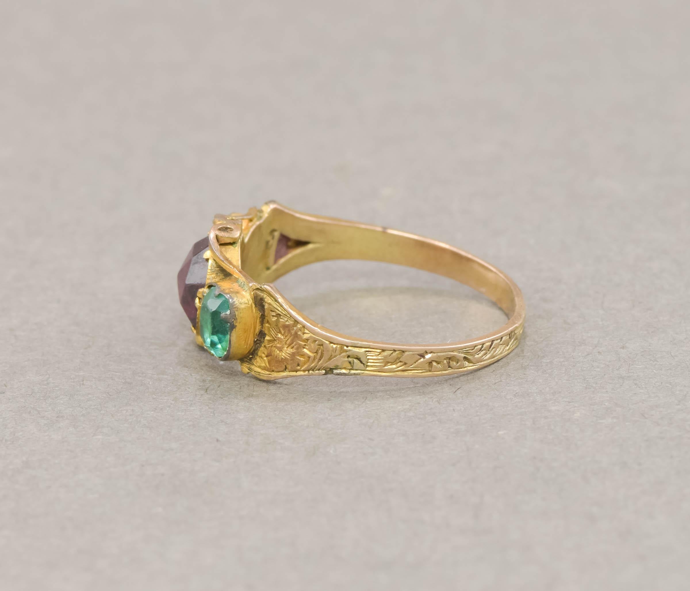 Antiker Ring aus Gold mit Granat im Rosenschliff und grünem Paste-Gold mit Handgravur im Zustand „Gut“ im Angebot in Danvers, MA