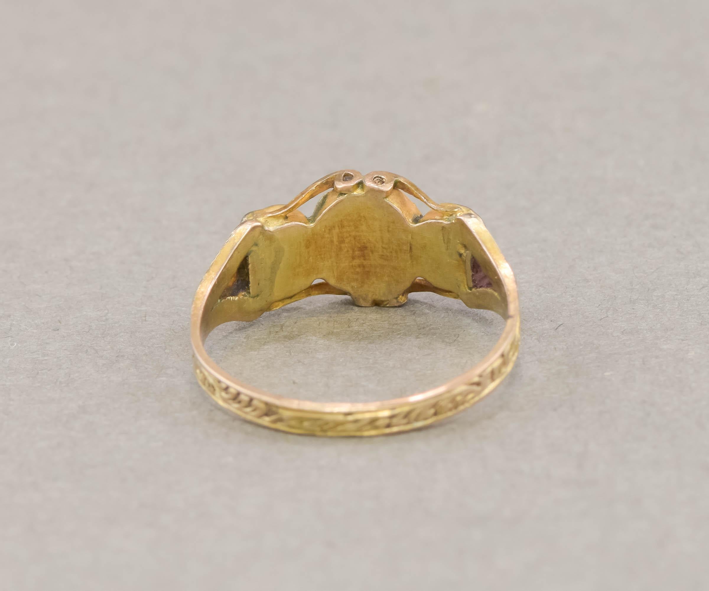 Antiker Ring aus Gold mit Granat im Rosenschliff und grünem Paste-Gold mit Handgravur Damen im Angebot