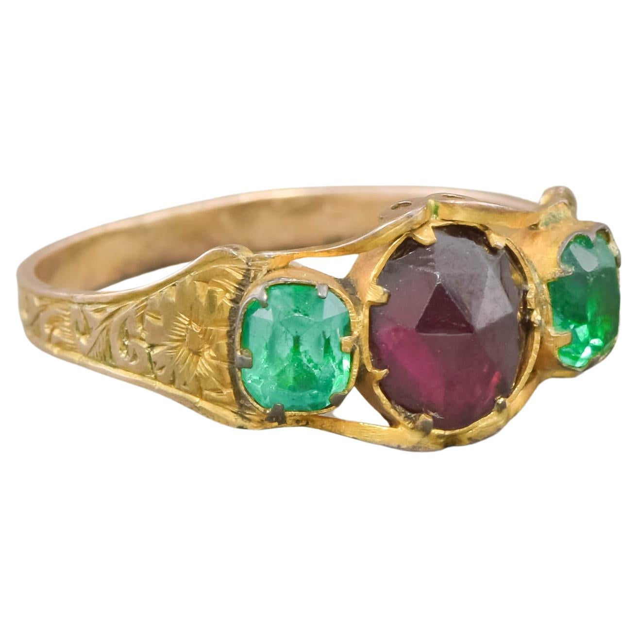 Antiker Ring aus Gold mit Granat im Rosenschliff und grünem Paste-Gold mit Handgravur im Angebot