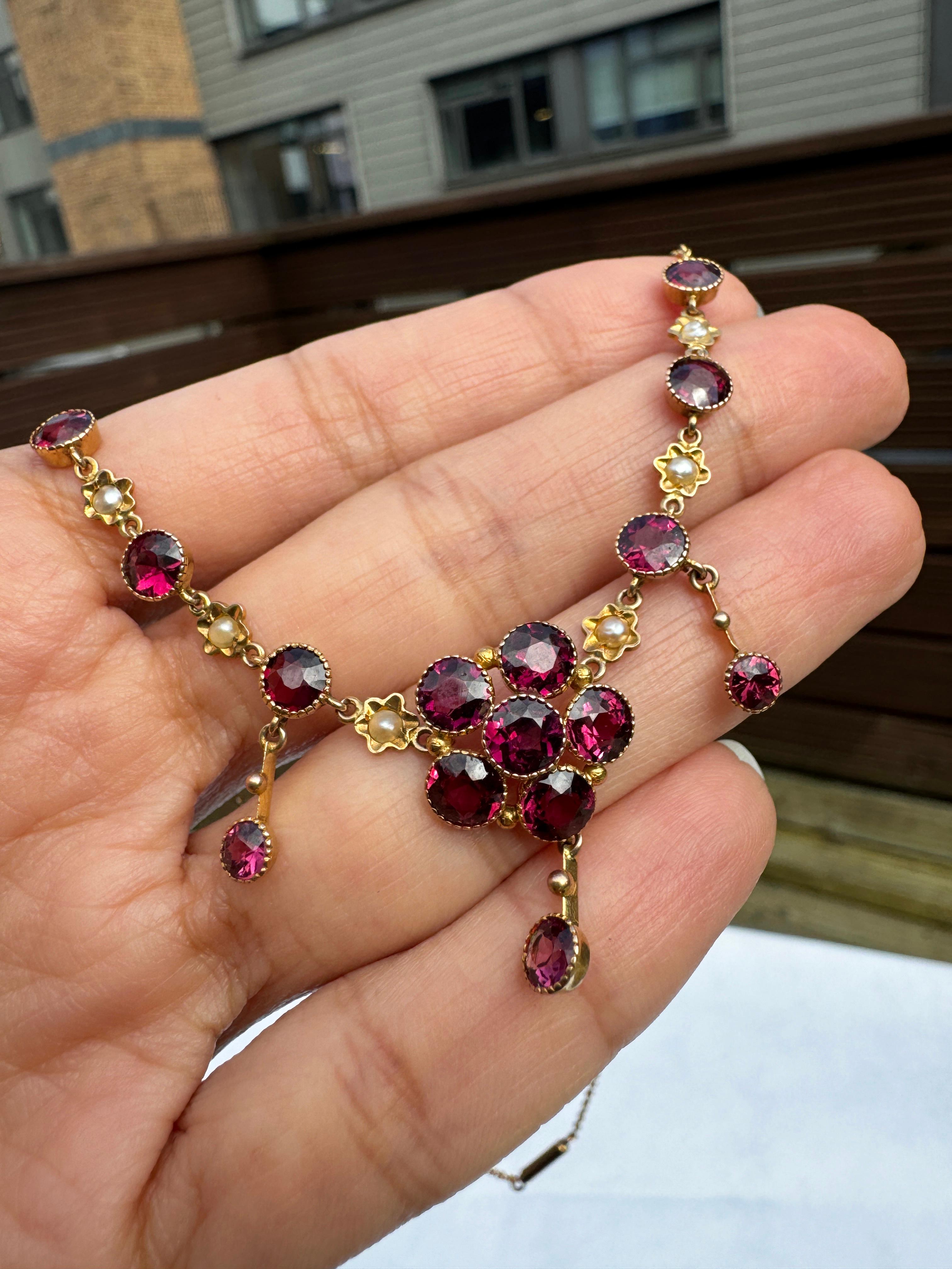 Entrez dans l'élégance du passé avec ce superbe collier bohémien ancien, véritable témoignage de l'artisanat exquis de la fin de l'époque victorienne.

Réalisée en or jaune 9 carats, cette pièce à couper le souffle présente un arrangement romantique