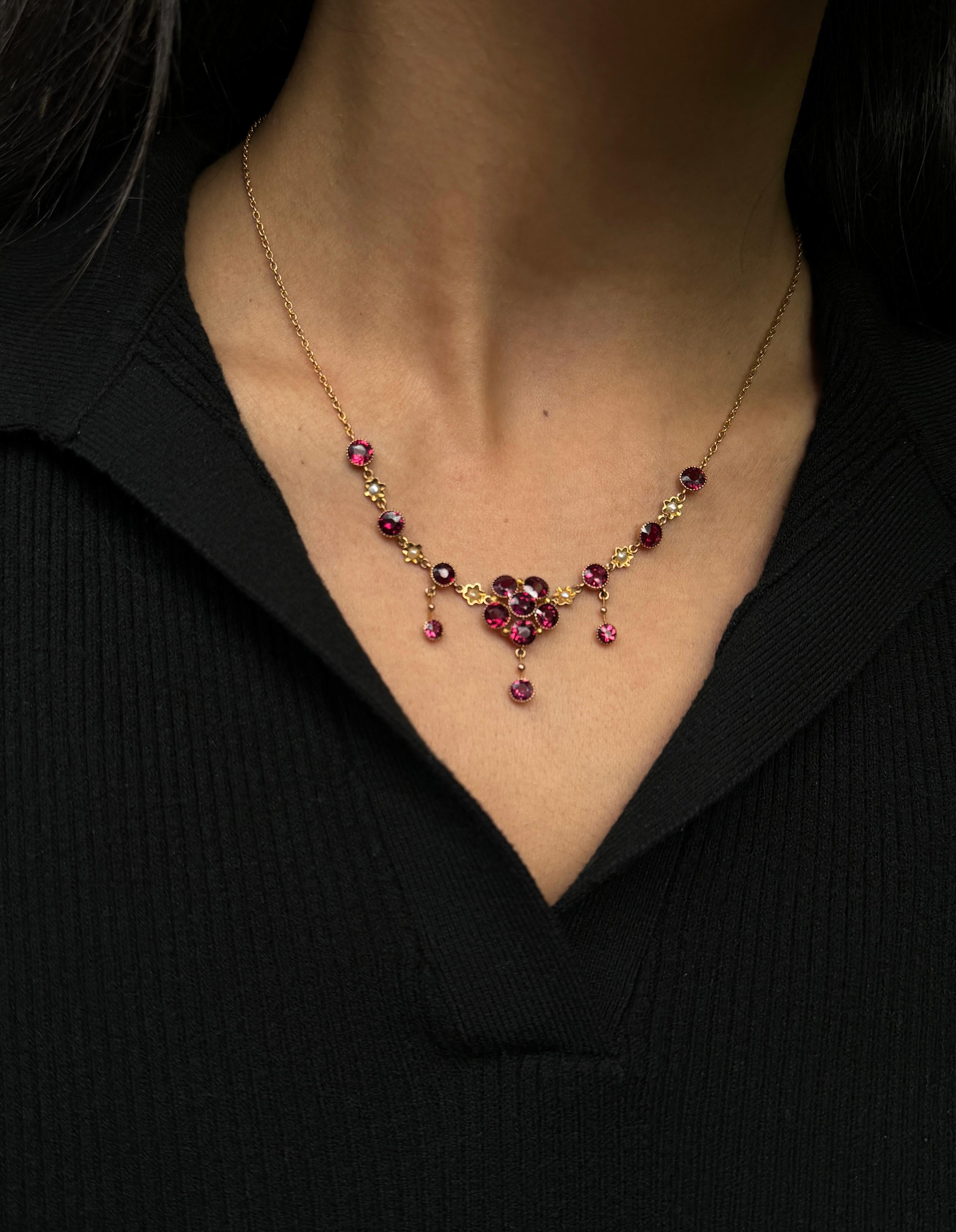 Taille ronde Collier pendentif bohème ancien en or jaune 9 carats, grenat rose et perles de rocaille, années 1900 en vente