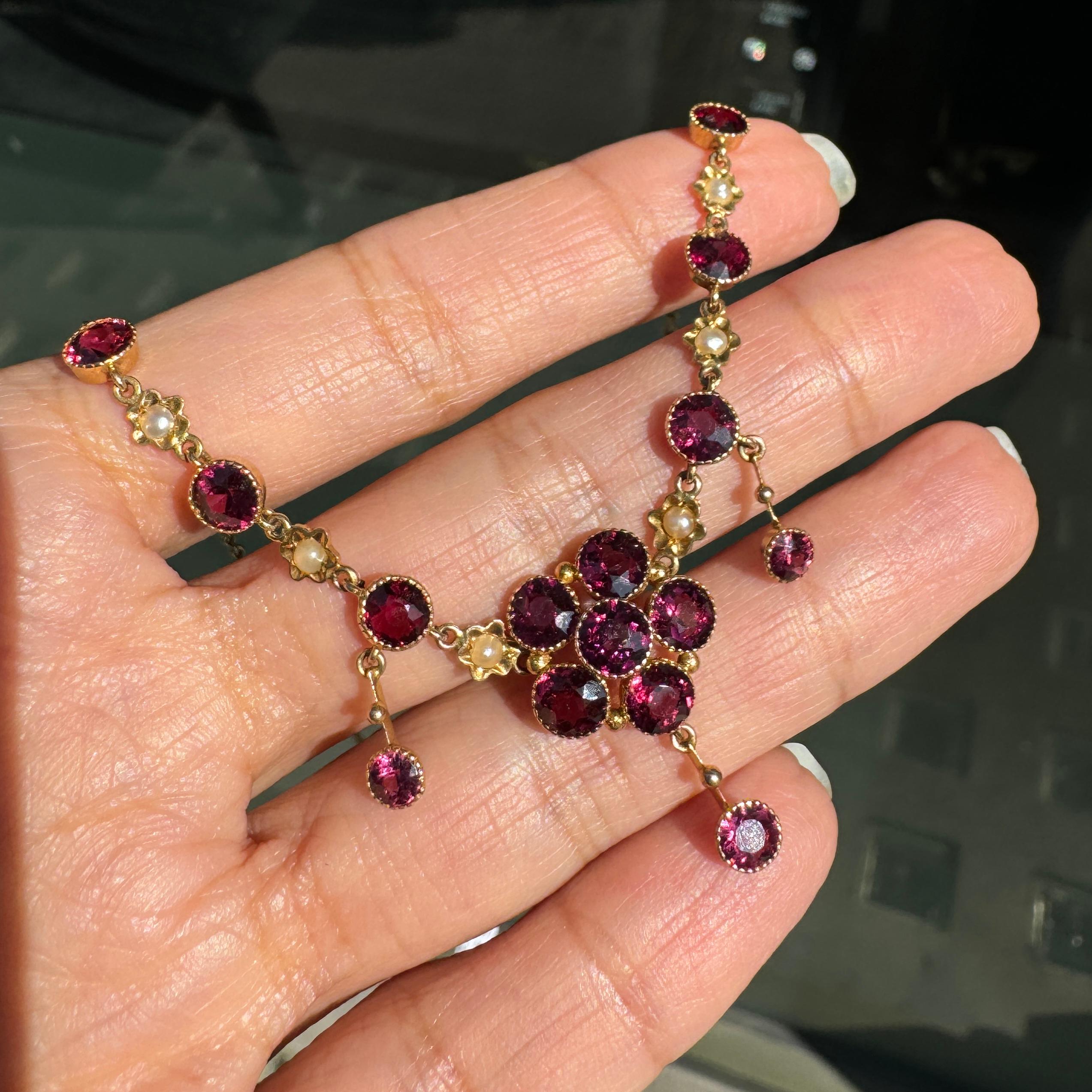 Collier pendentif bohème ancien en or jaune 9 carats, grenat rose et perles de rocaille, années 1900 Unisexe en vente