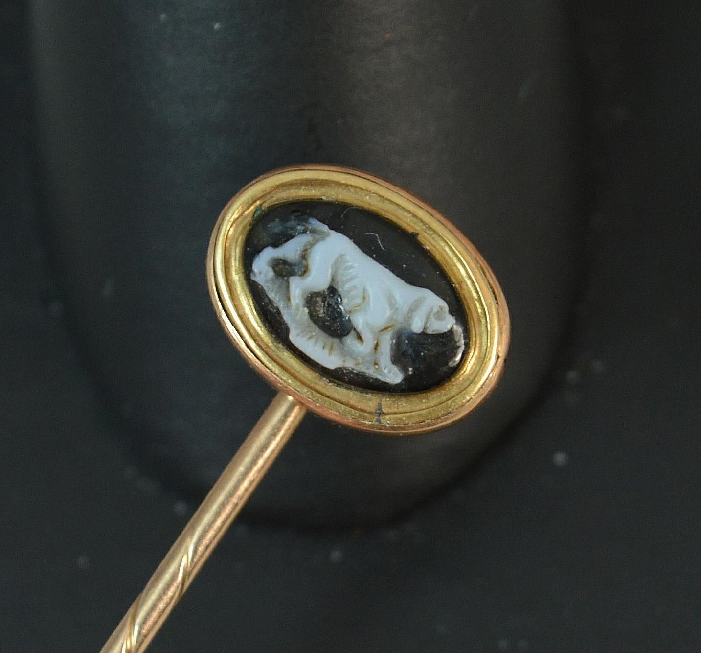 Antique Rose Gold and Carved Agate Stick Tie Pin, circa 1800 For Sale 2