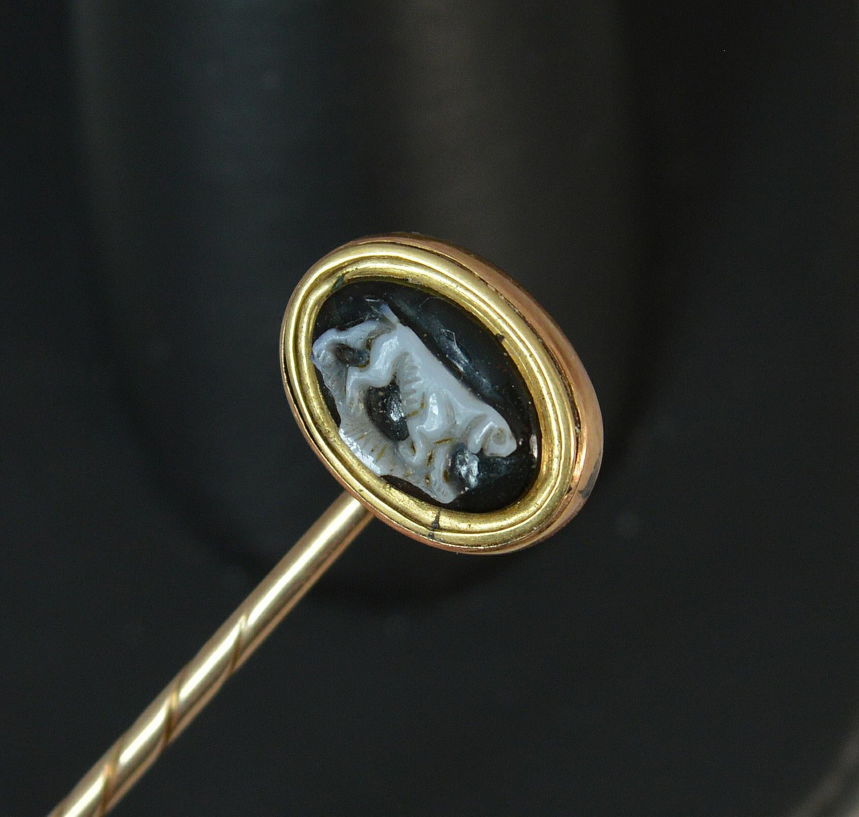 Antique Rose Gold and Carved Agate Stick Tie Pin, circa 1800 3