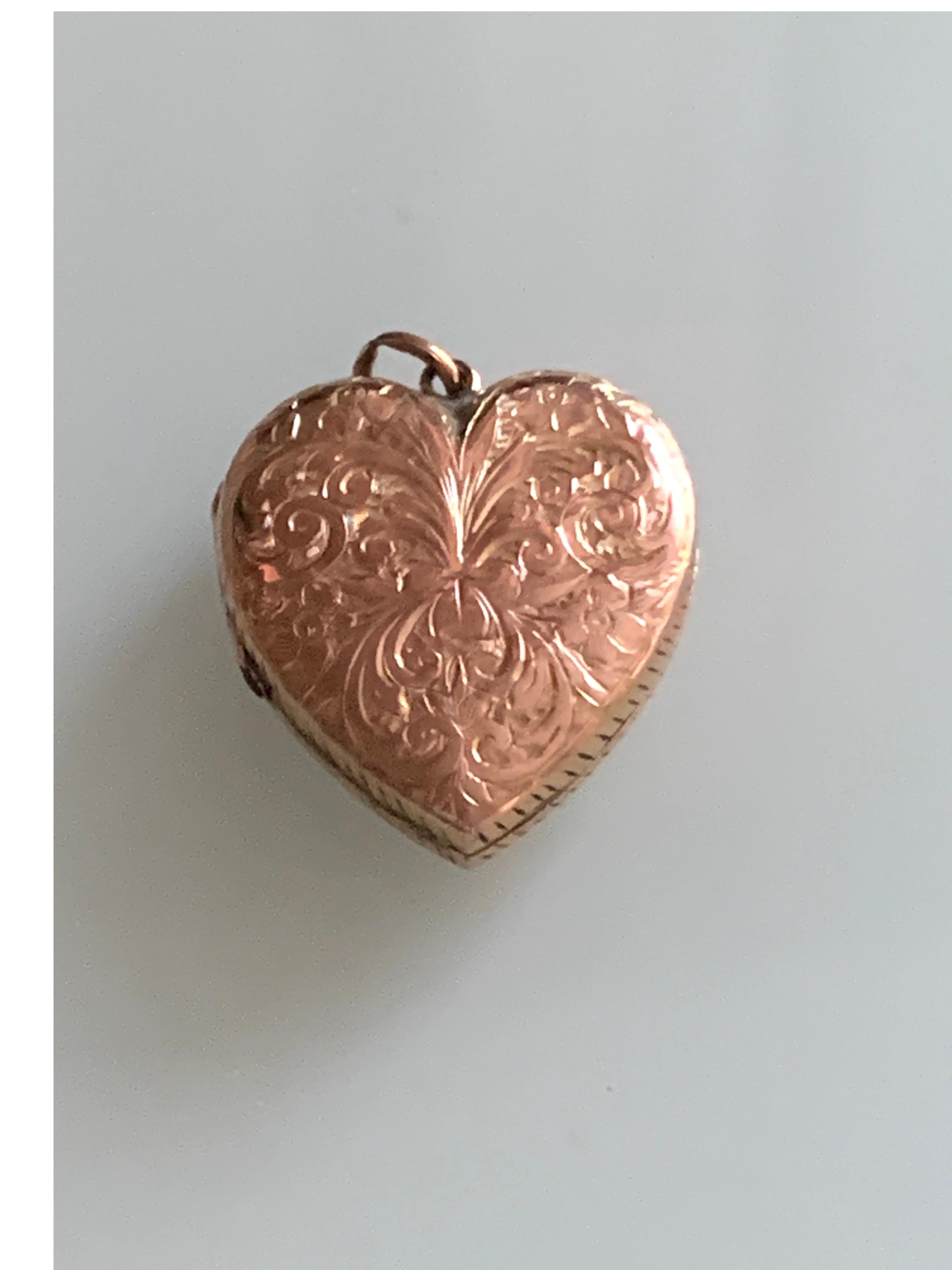 Raro (Grande)
Antico edoardiano
Medaglione in oro rosa 9ct 375

L'interno è in oro giallo 9ct
e reca il timbro 