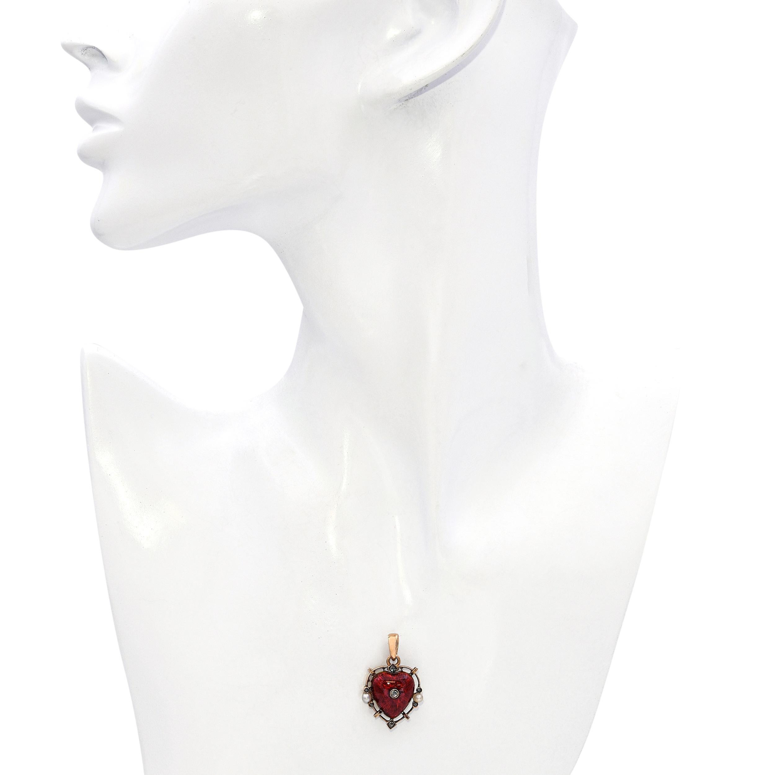 Cuore Ciondolo a forma di cuore in oro rosa antico con diamanti e perle smaltate a guilloché in vendita