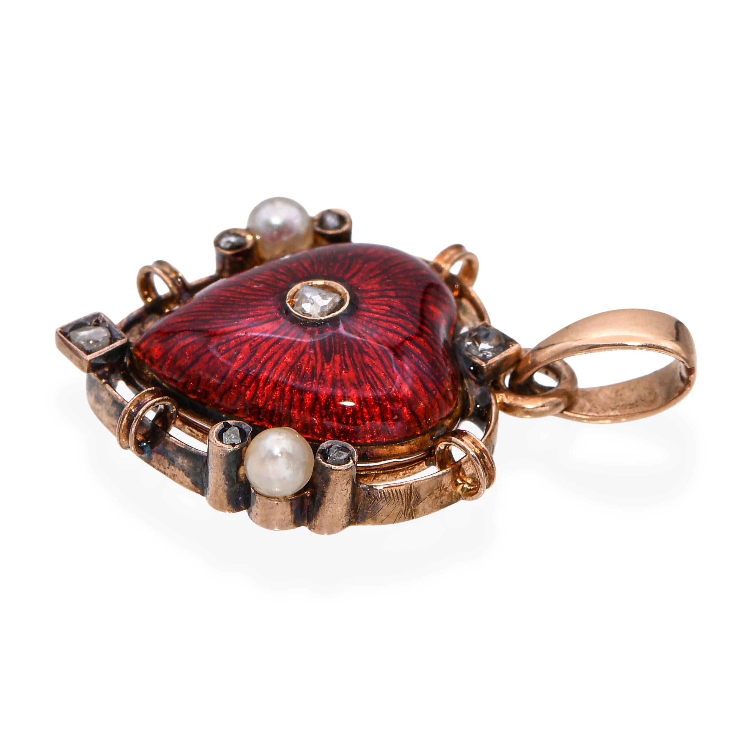 Ciondolo a forma di cuore in oro rosa antico con diamanti e perle smaltate a guilloché In condizioni buone in vendita a New York, NY