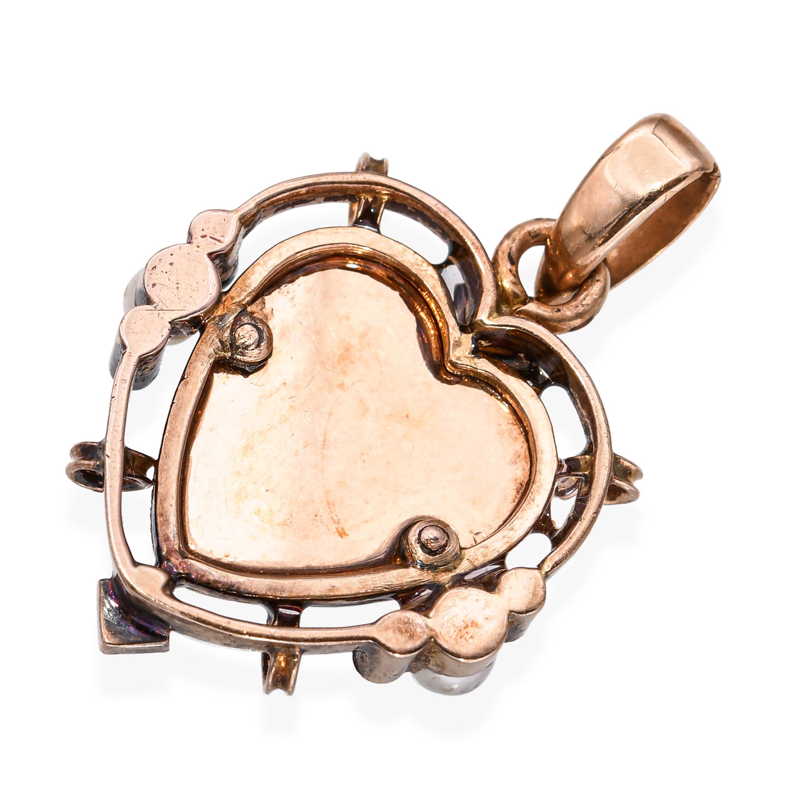 Donna Ciondolo a forma di cuore in oro rosa antico con diamanti e perle smaltate a guilloché in vendita