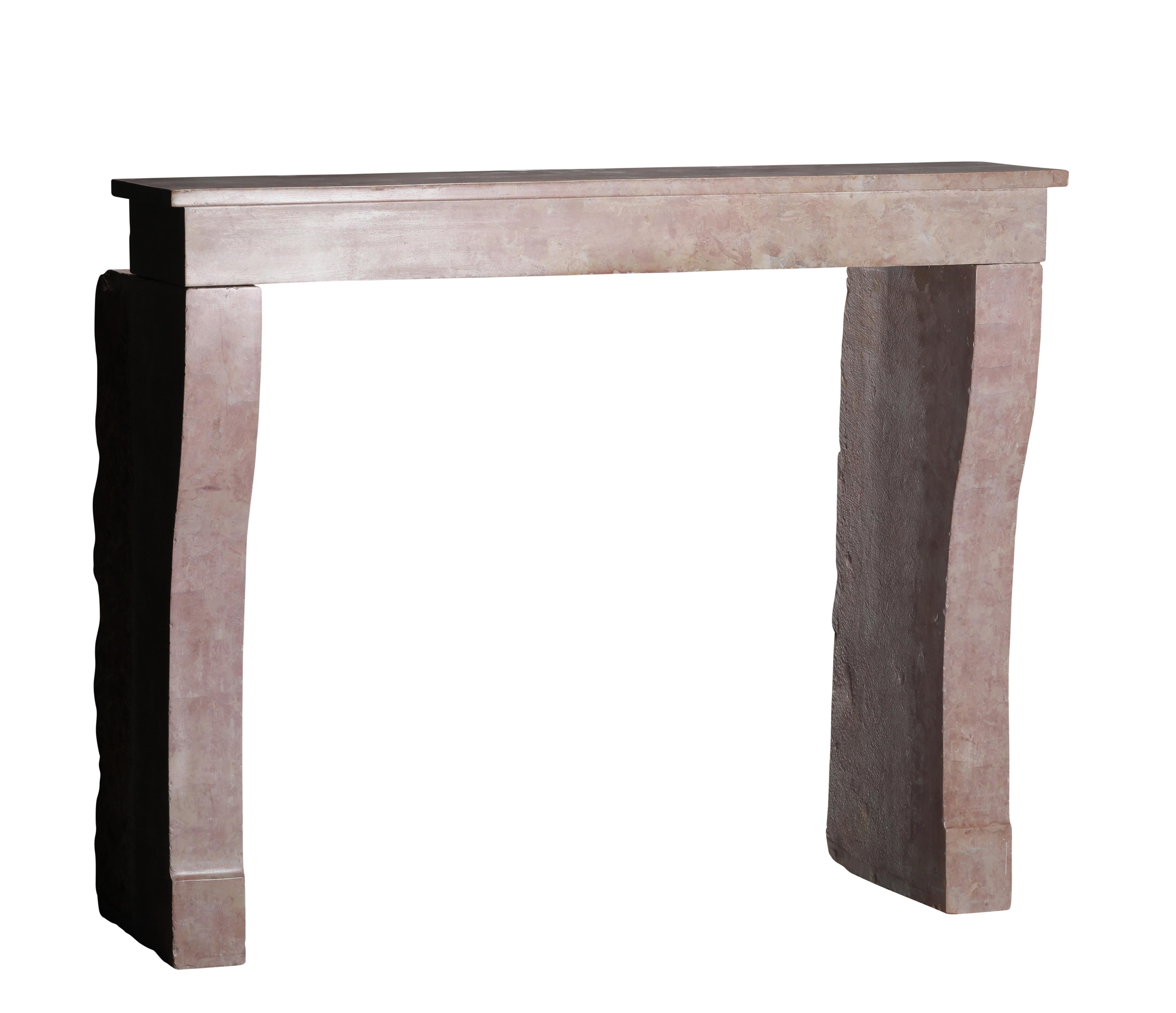 Cheminée en marbre de Liseron à l'ancienne pour un salon contemporain minimaliste en vente 6