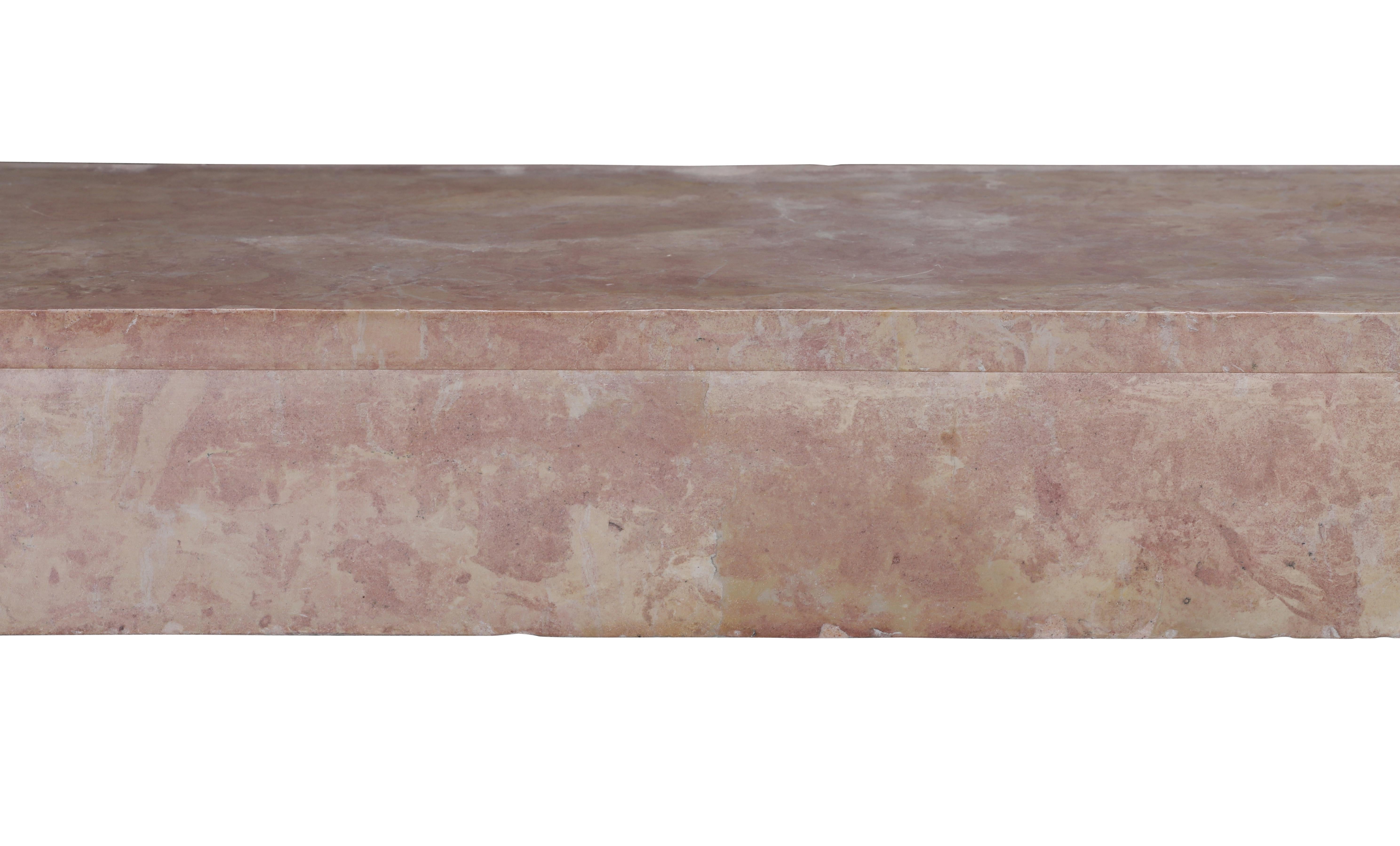 Cheminée en marbre de Liseron à l'ancienne pour un salon contemporain minimaliste en vente 1