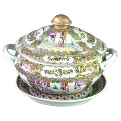 Antique Soupière chinoise peinte à la main et dorée avec médaillon en forme de rose et assiette de service 19ème siècle