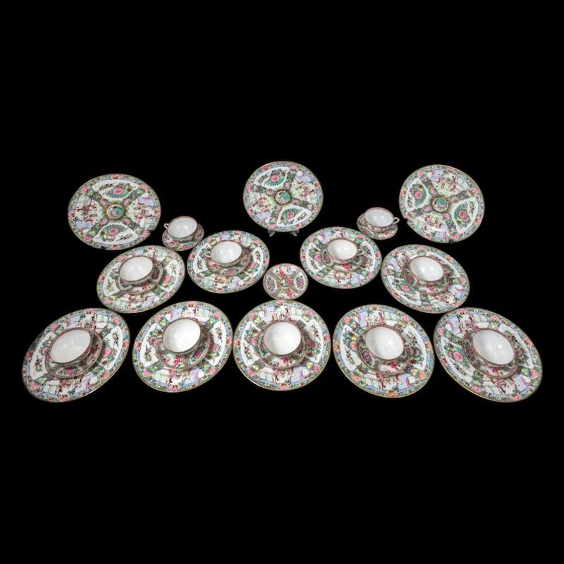 Este exquisito juego de treinta y cinco piezas de porcelana Medallón Rosa Antiguo encarna la elegancia y el arte de la artesanía china del siglo XIX. Cada pieza presenta los colores vibrantes y característicos y los intrincados diseños que