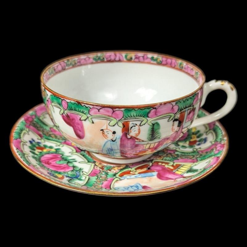 Set de treinta y cinco piezas con medallón de rosa antiguo Chino en venta