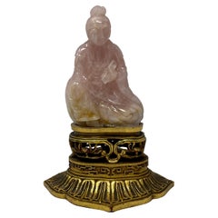 Antike chinesische Kuan Yin-Figur aus Rosenquarz mit geschnitztem Holzsockel