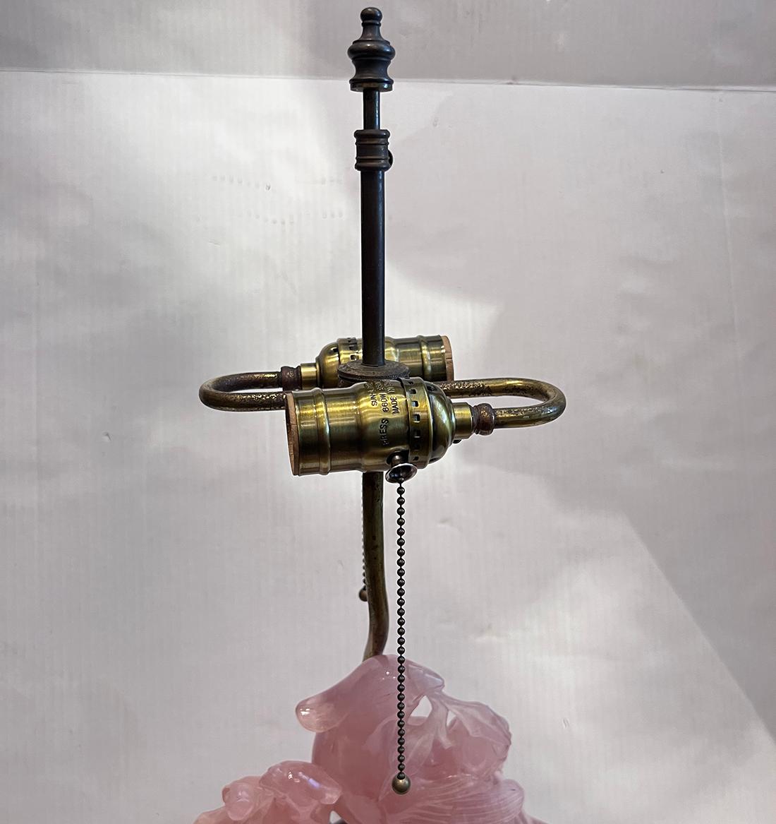 Lampe chinoise des années 1920, avec des oiseaux sur une base encastrée.

Mesures :
Hauteur du corps : 11
