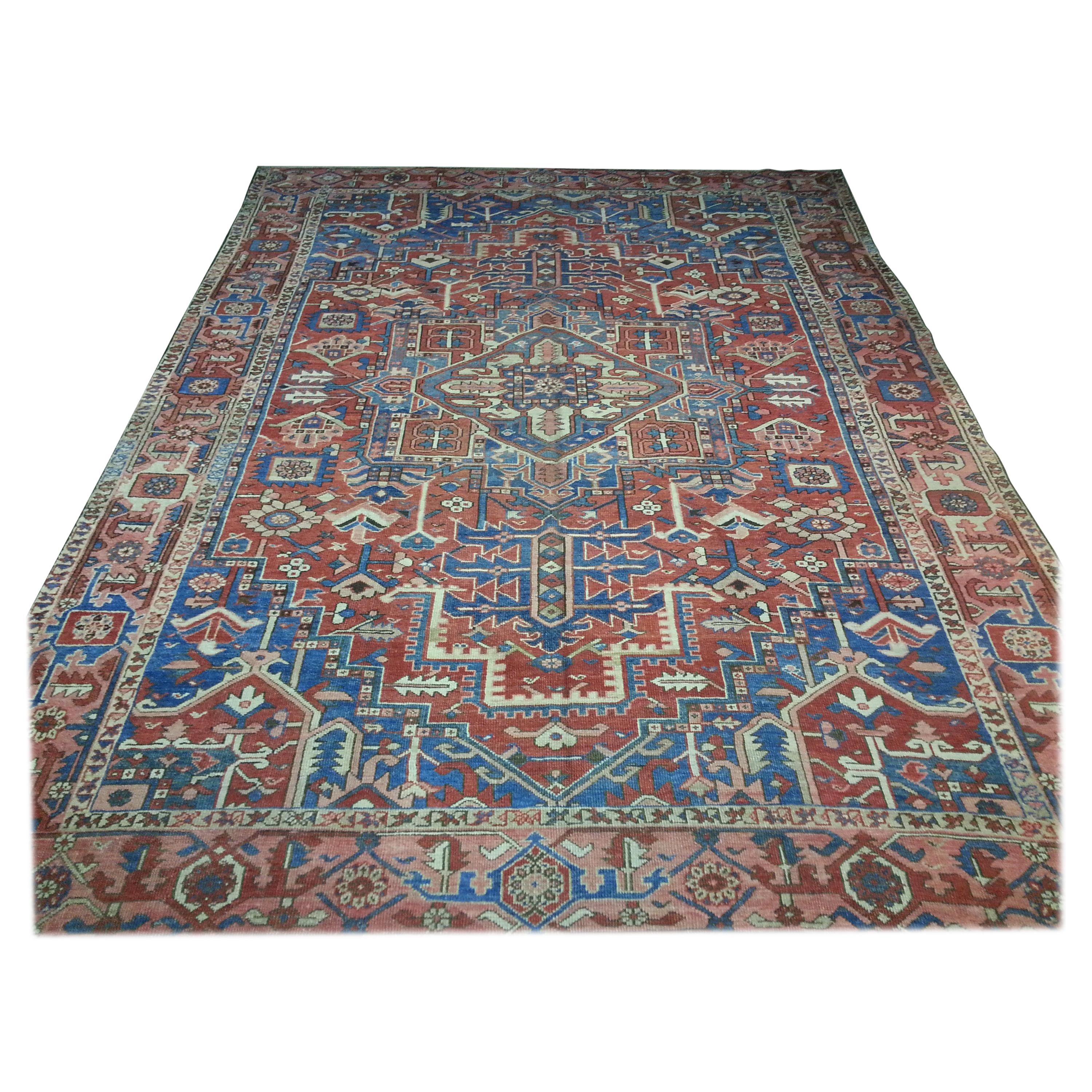 Antiker persischer Heriz-Teppich mit geometrischem Stammesmotiv in Roségold und Hellblau, um 1920