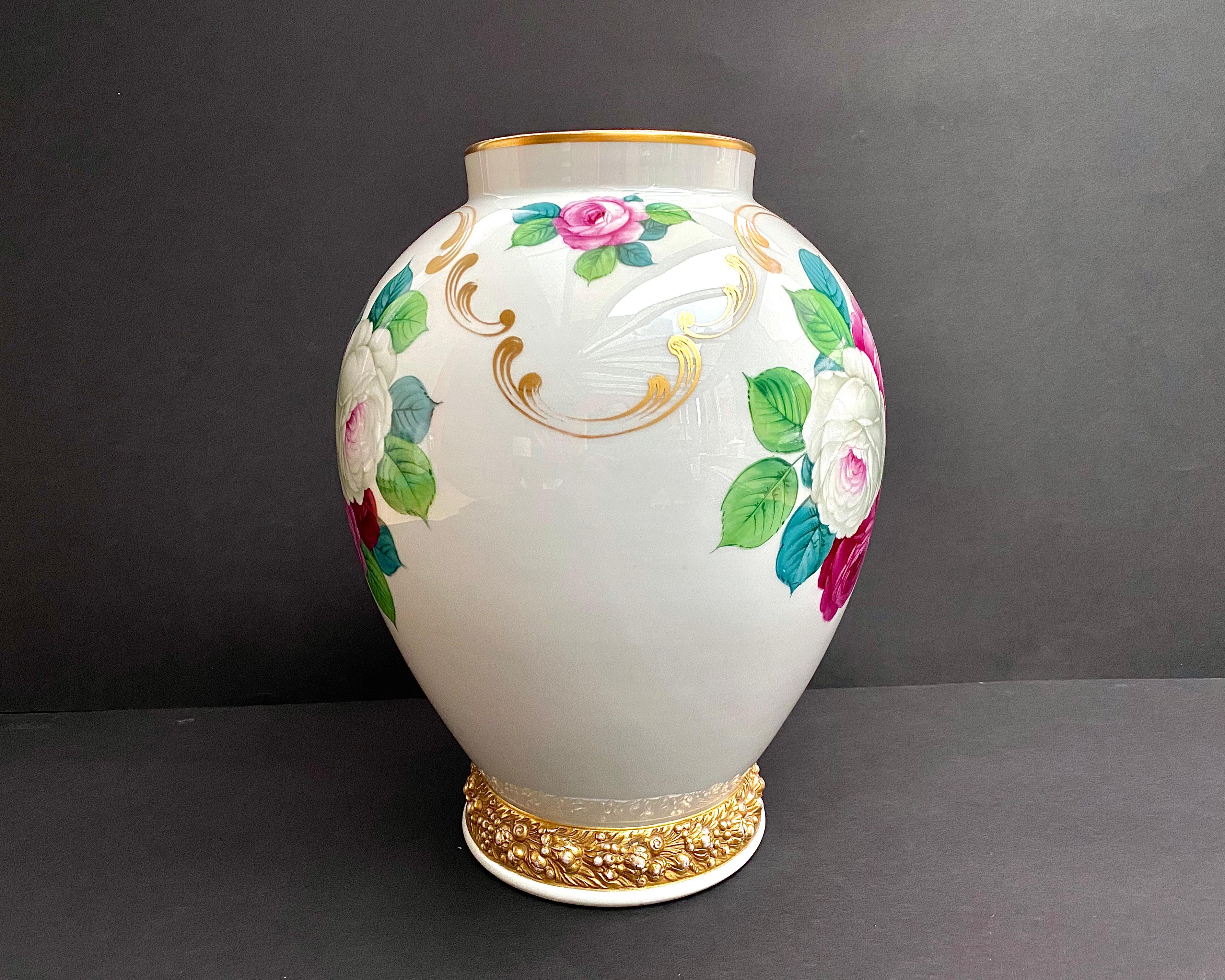 Antique Rosenthal Vase Art Nouveau Roses Jardiniere Signed Floral Vase 1920s In Excellent Condition For Sale In Bastogne, BE