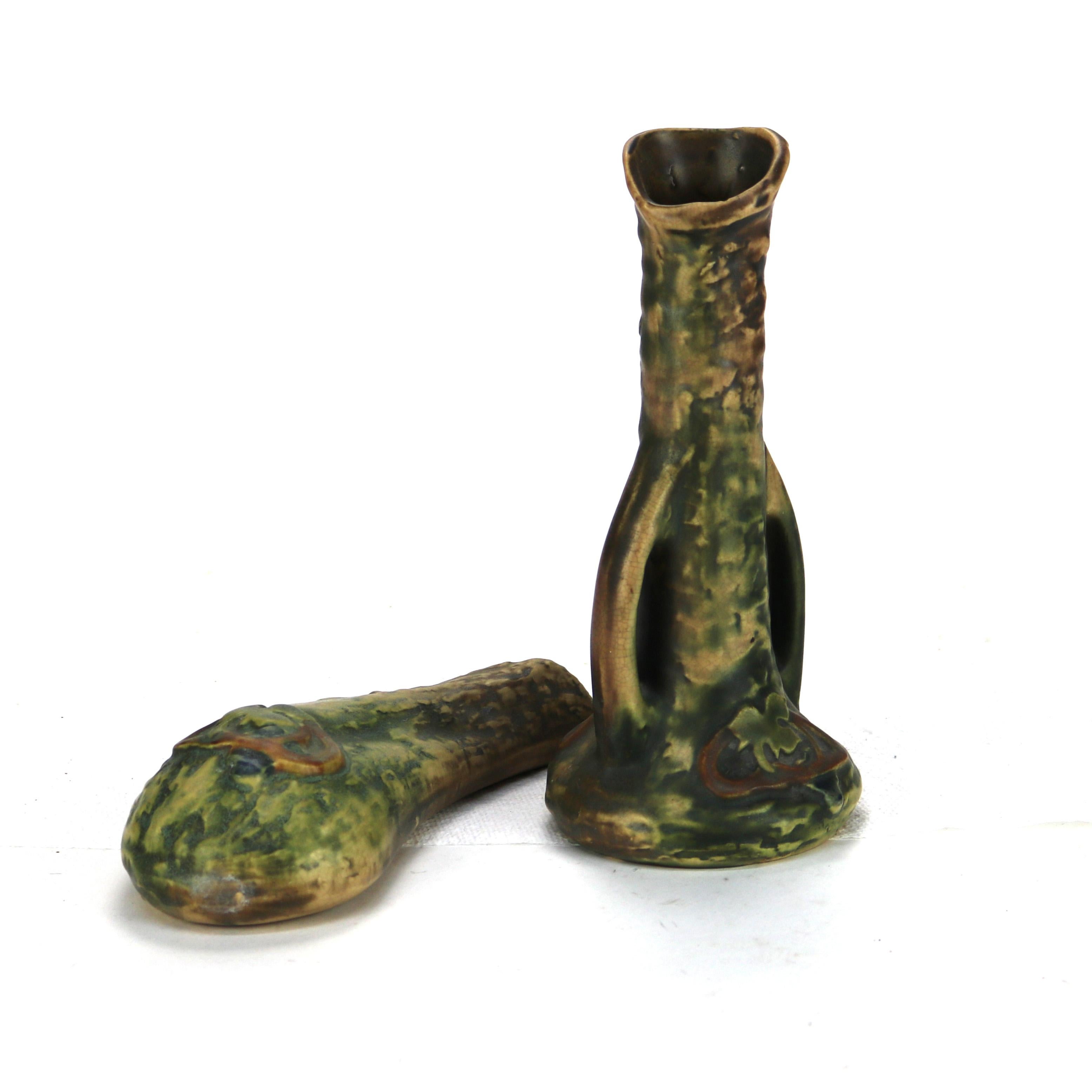 Roseville Pottery Greene & Greene Brown Imperial Bud Vase & Wall Pocket c1921.
Vaso - 8 3/4