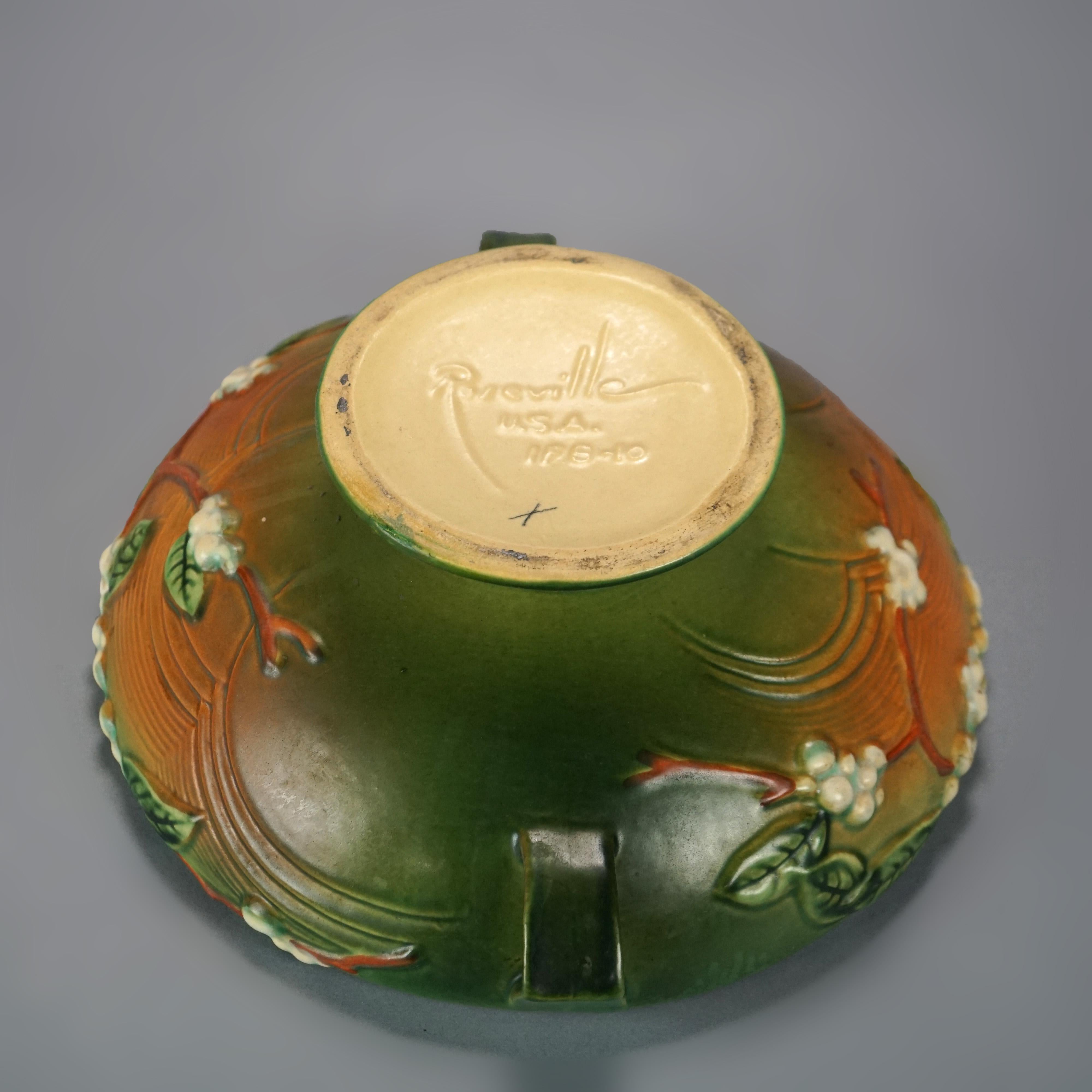 Bol central en poterie d'art de Roseville avec poignées en forme de baies, vers 1930 Bon état - En vente à Big Flats, NY