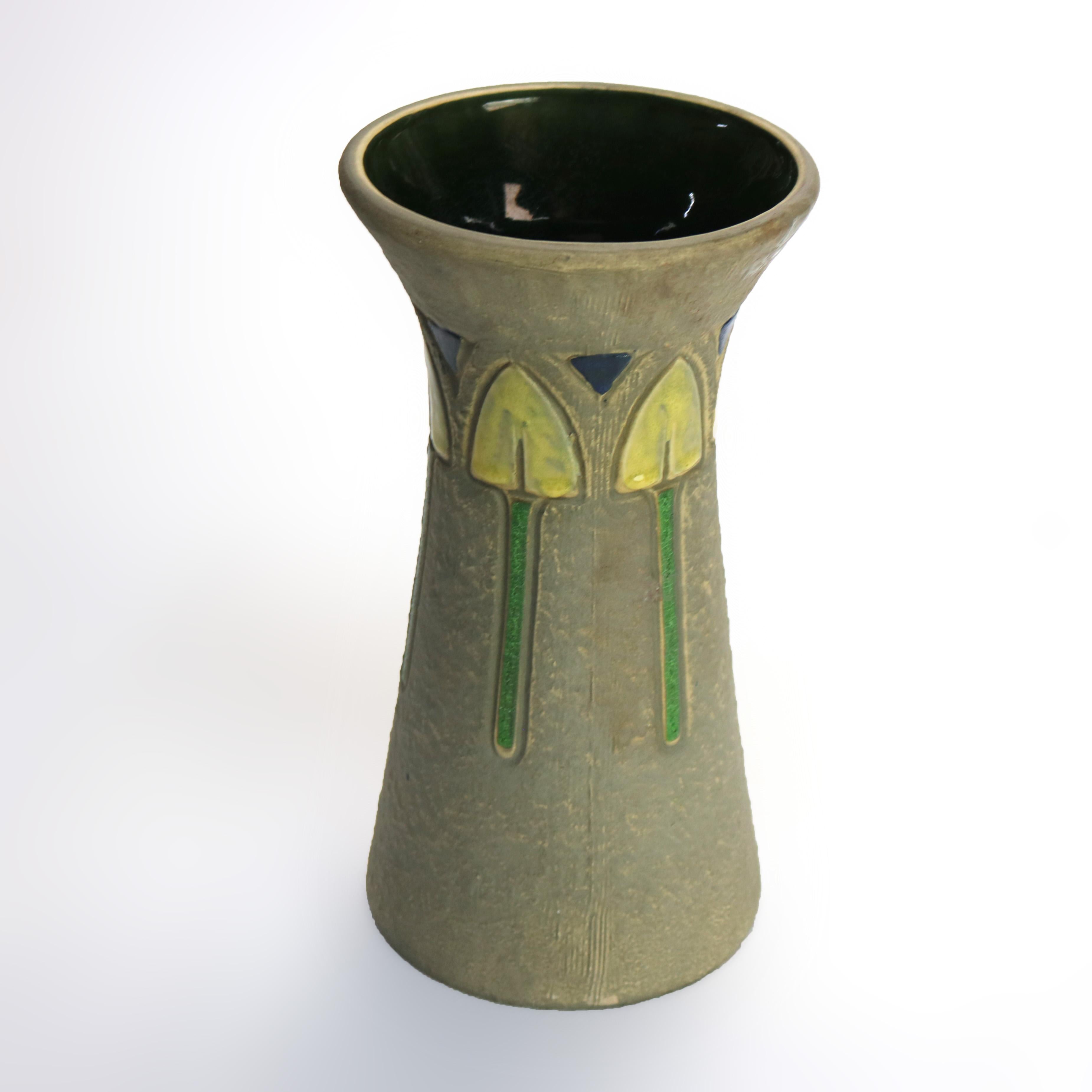Jarrón antiguo de Roseville Art Pottery con motivo mostique C1930.   
12