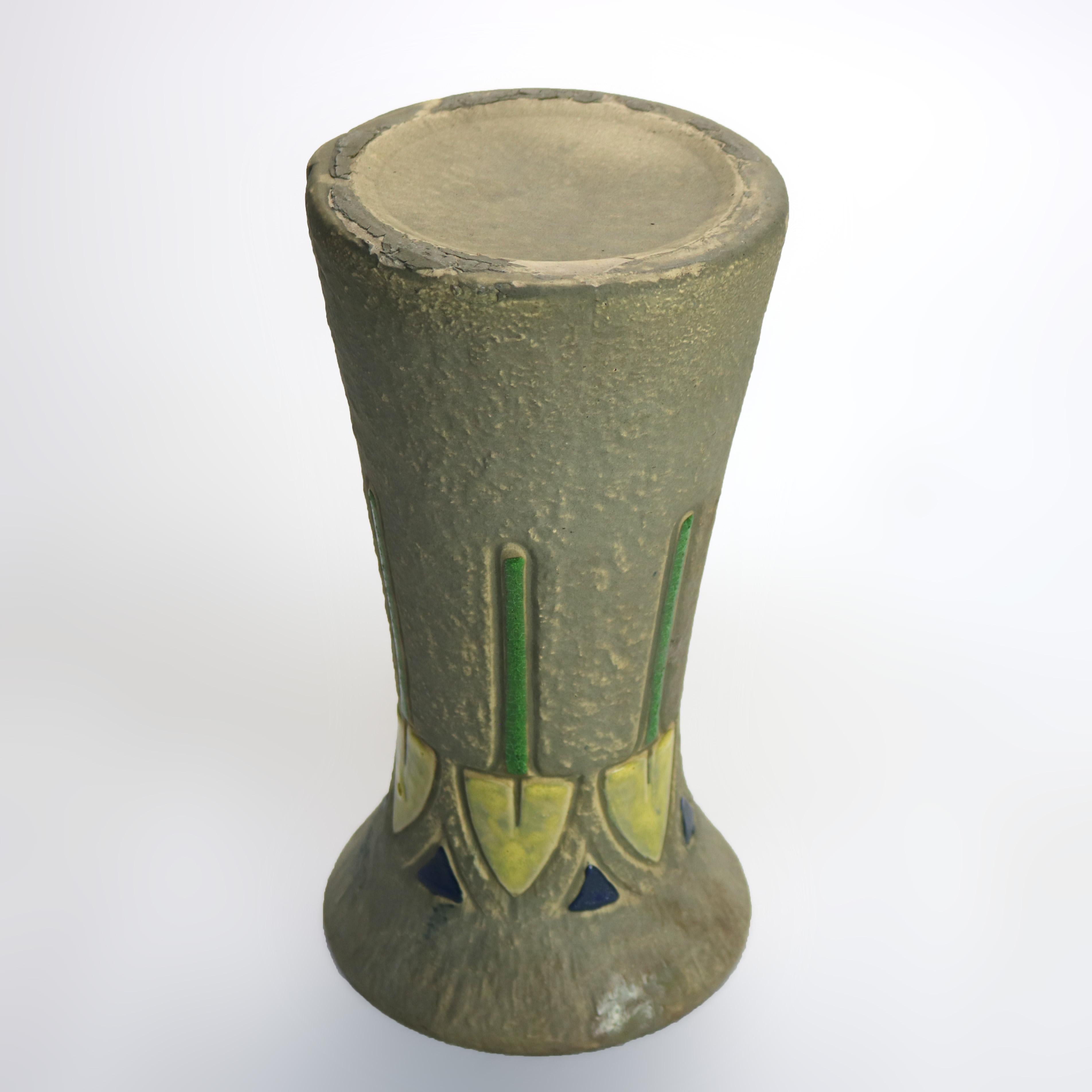 Jarrón antiguo de Roseville Art Pottery con motivo mostique C1930 siglo XX