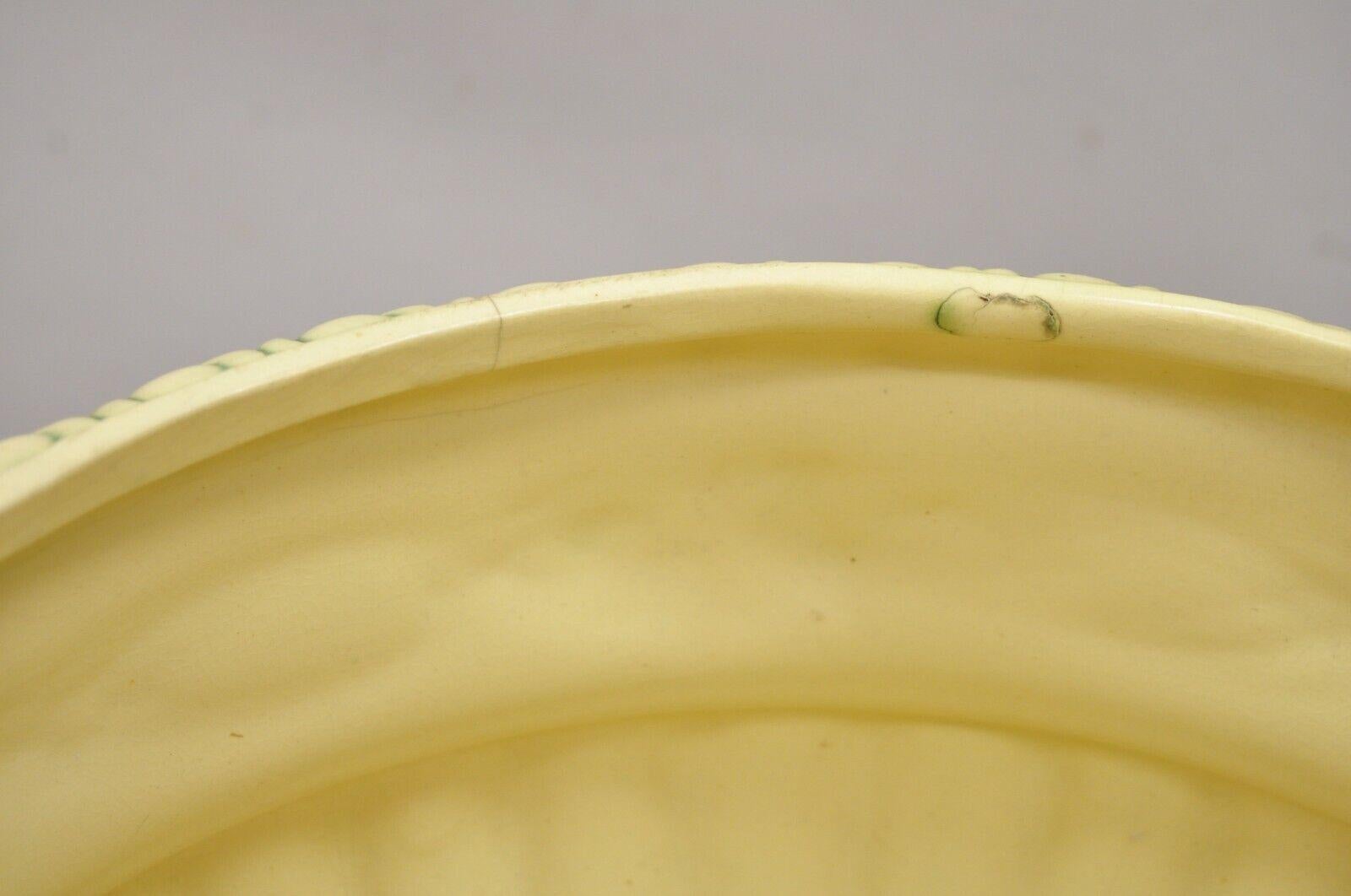 Antikes Jardiniere-Pflanzgefäß mit korinthischem Rosenville-Muster und seltenem niedrigem Sockel (Keramik) im Angebot