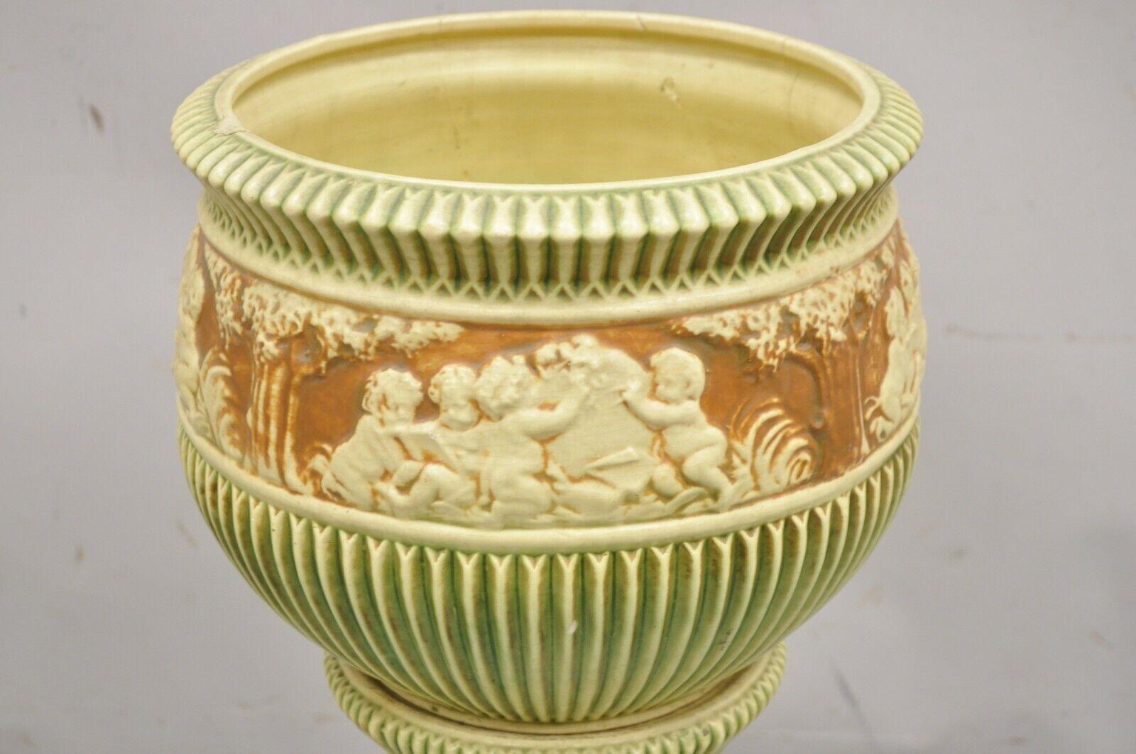 Art déco Antique roseville Donatello Cherubs poterie d'art jardinière et pot à fleurs sur piédestal en vente