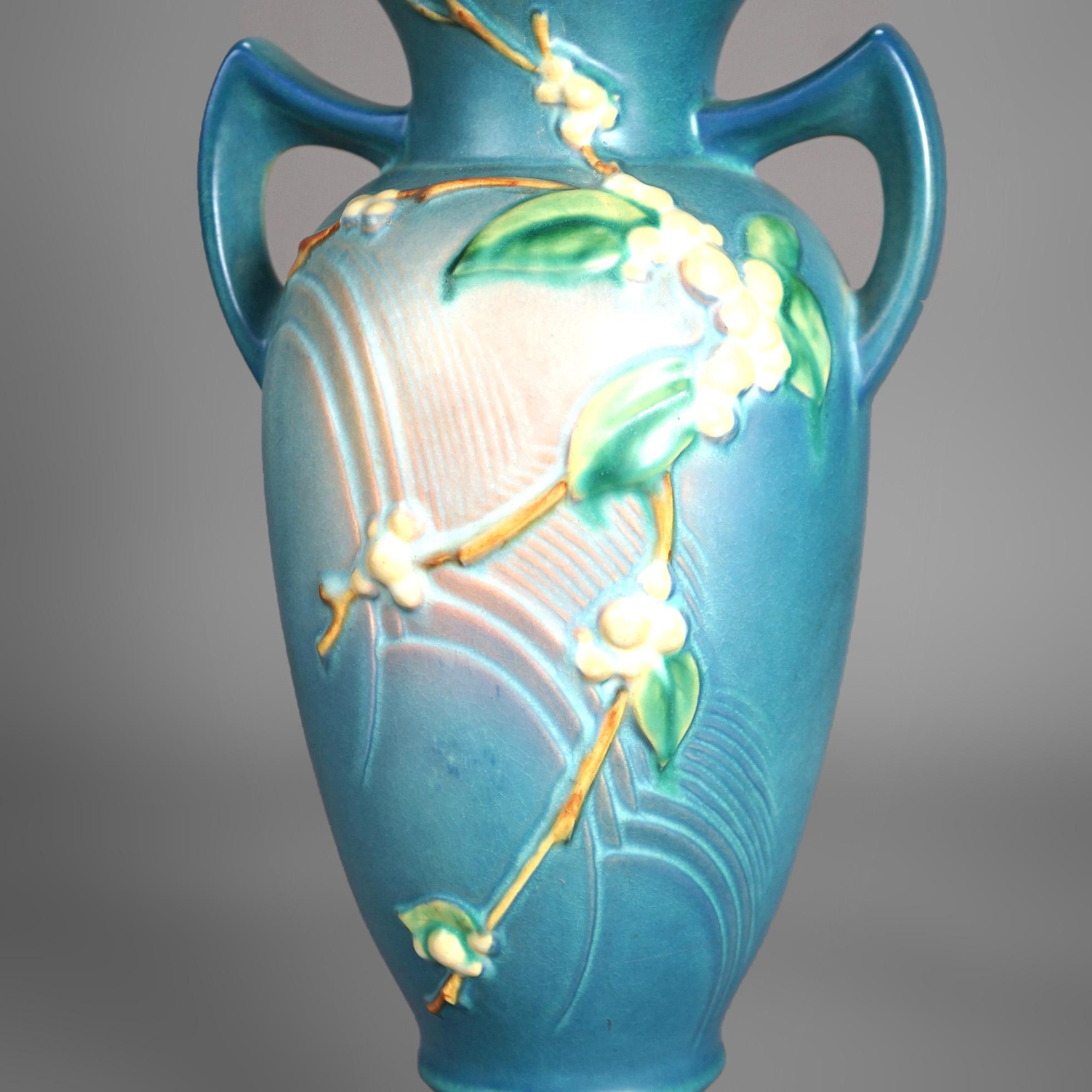 Antique vase à double poignée Roseville Snowberry Art Pottery C1940

Dimensions : 15,75''H x 7,5''L x 6''P