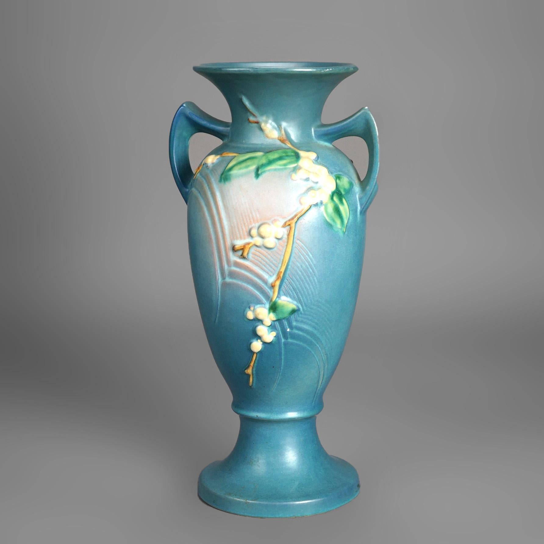 Américain Antique vase à double poignée Roseville Snowberry Art Pottery C1940 en vente