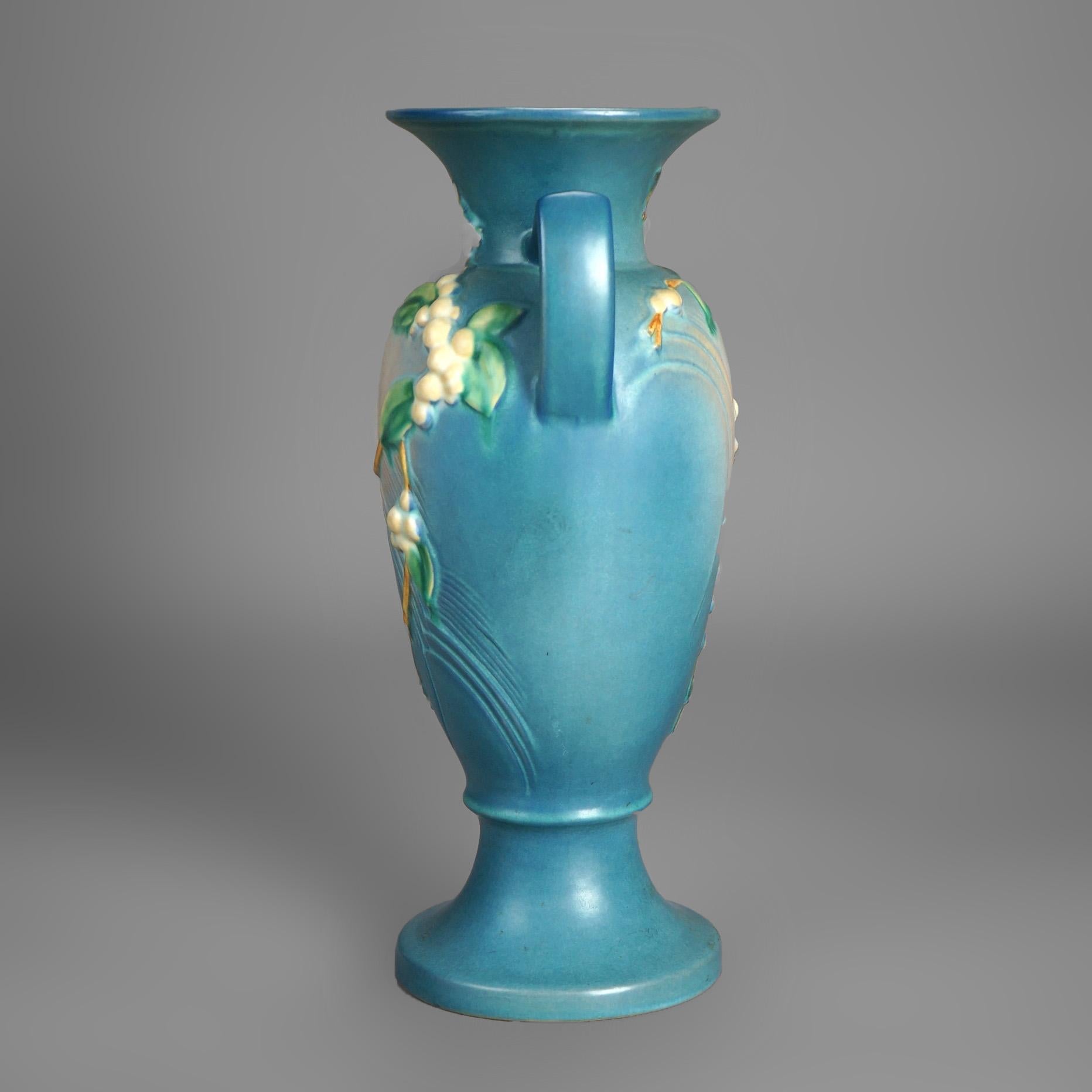 Antique vase à double poignée Roseville Snowberry Art Pottery C1940 Bon état - En vente à Big Flats, NY