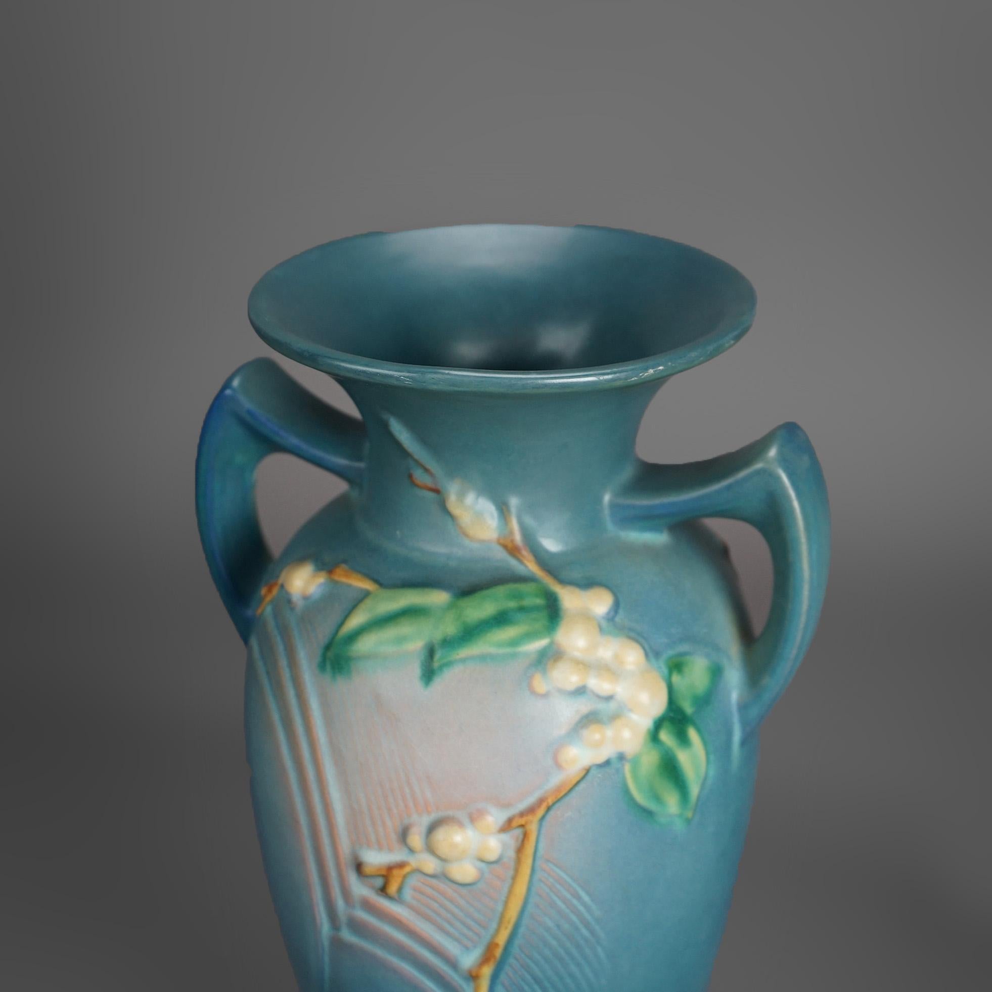 Poteries Antique vase à double poignée Roseville Snowberry Art Pottery C1940 en vente