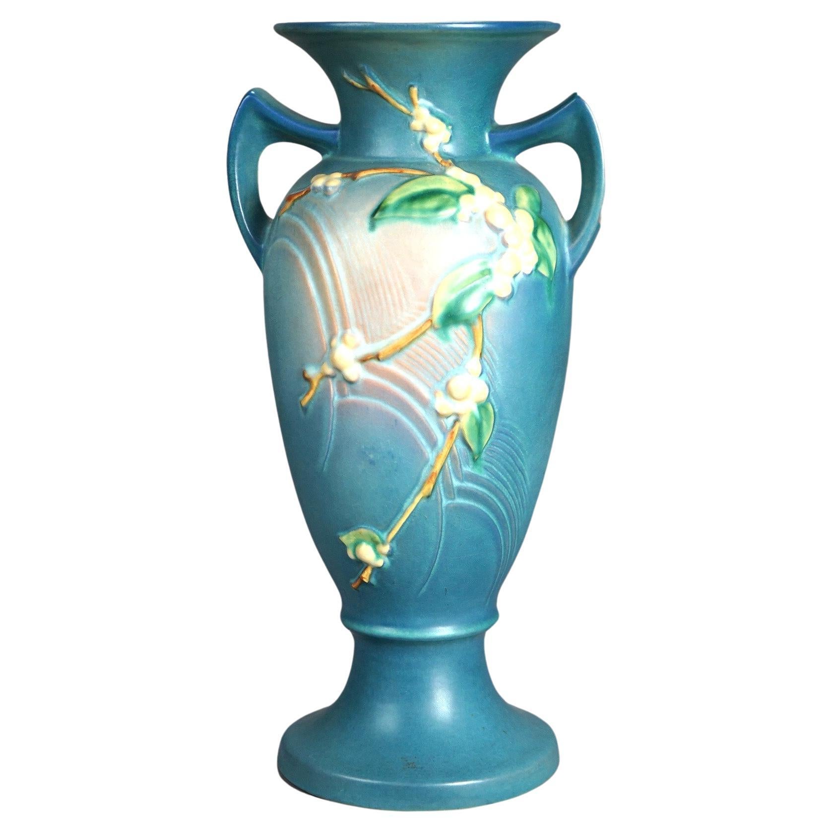 Antique vase à double poignée Roseville Snowberry Art Pottery C1940 en vente