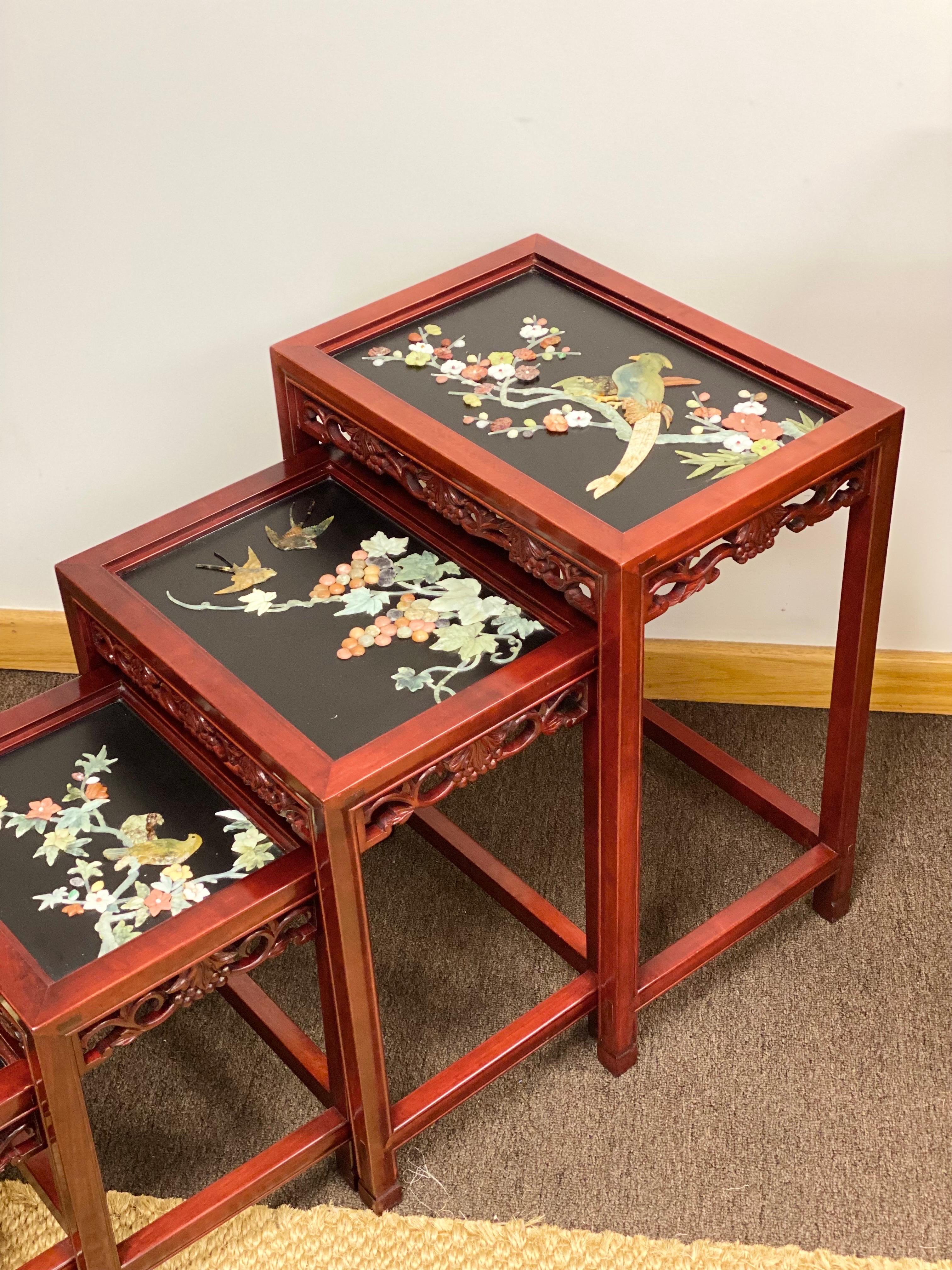 Antique Rosewood and Jade Chinoiserie Nesting Tables with Diorama Tops, 4  In Good Condition For Sale In Farmington Hills, MI