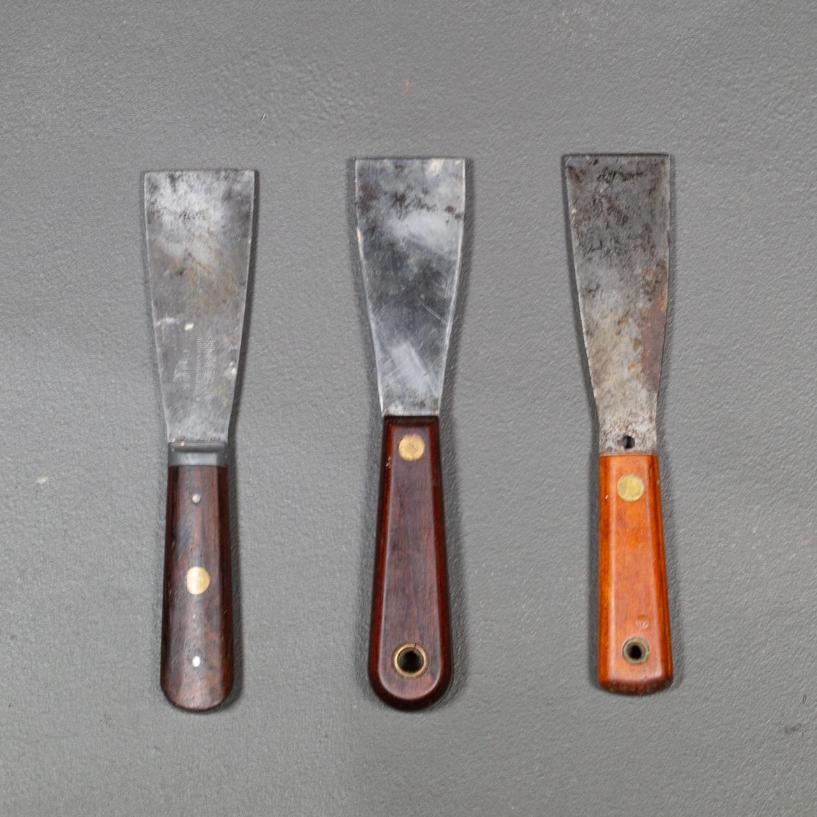 ABOUT

A set of antique putty knives with Rosewood, Mahogany and brass handles. 

    CREATOR Embee, Red Devil
    DATE OF MANUFACTURE c.1920-1950.
    MATERIALS AND TECHNIQUES Steel, Rosewood, Mahogany. 
    CONDITION Good. Wear consistent with age