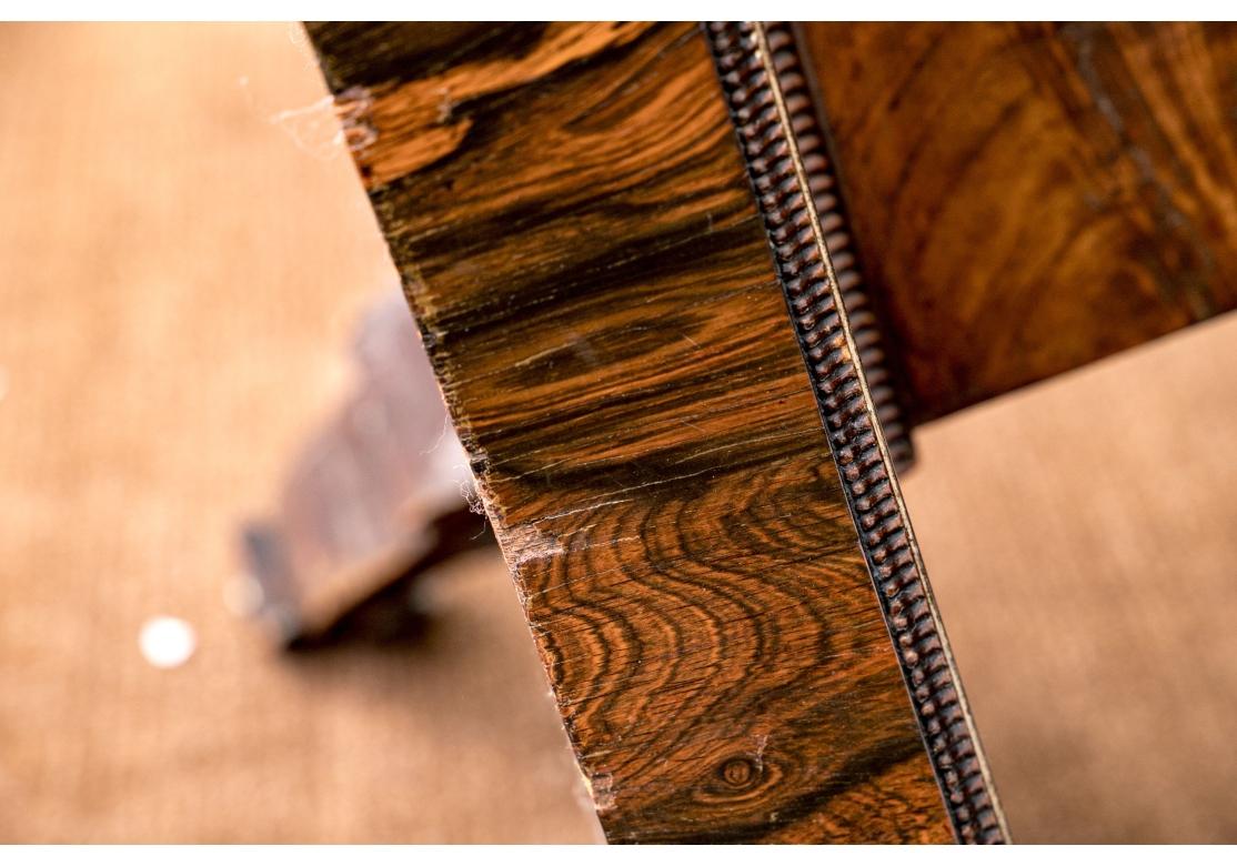 Table centrale ancienne en palissandre avec incrustation en laiton en vente 9