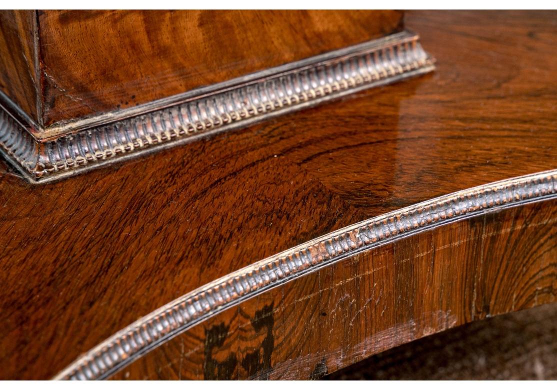 Table centrale ancienne en palissandre avec incrustation en laiton en vente 13