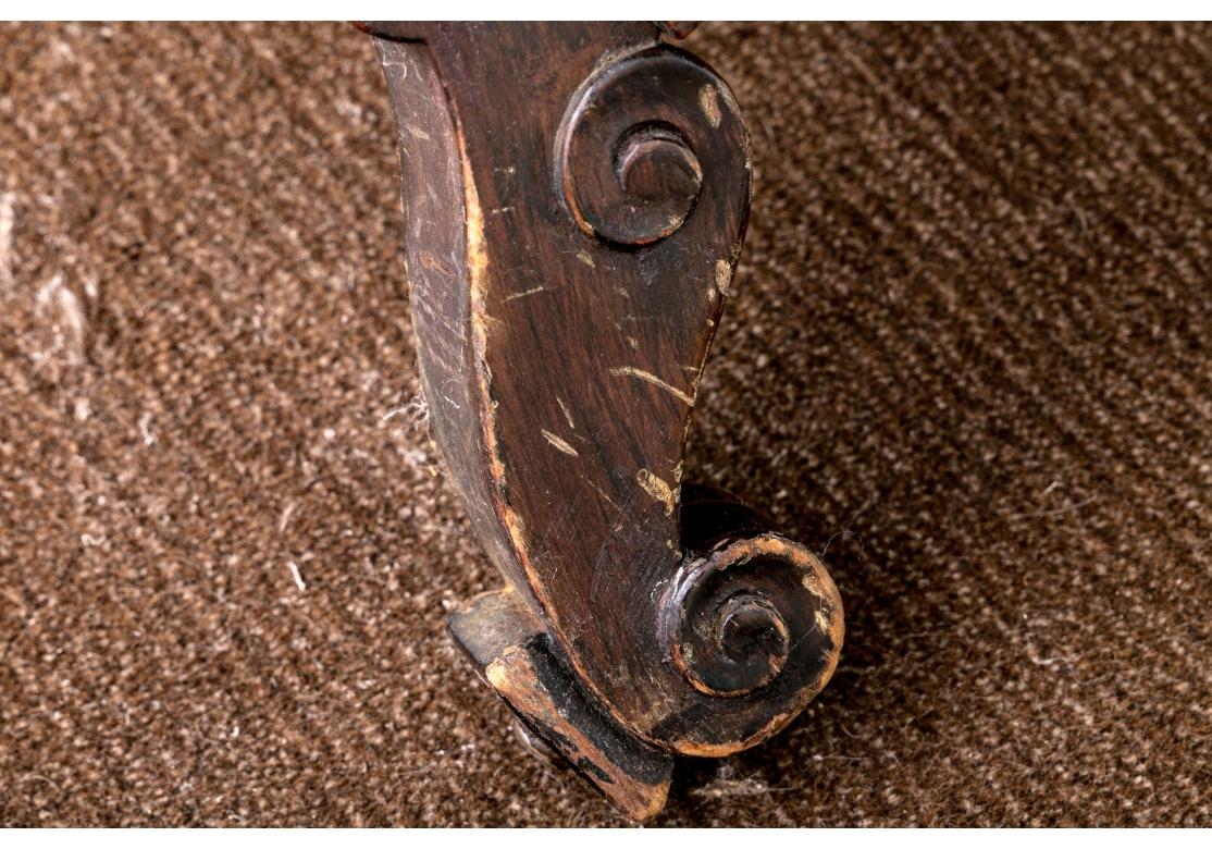 Table centrale ancienne en palissandre avec incrustation en laiton Abîmé - En vente à Bridgeport, CT