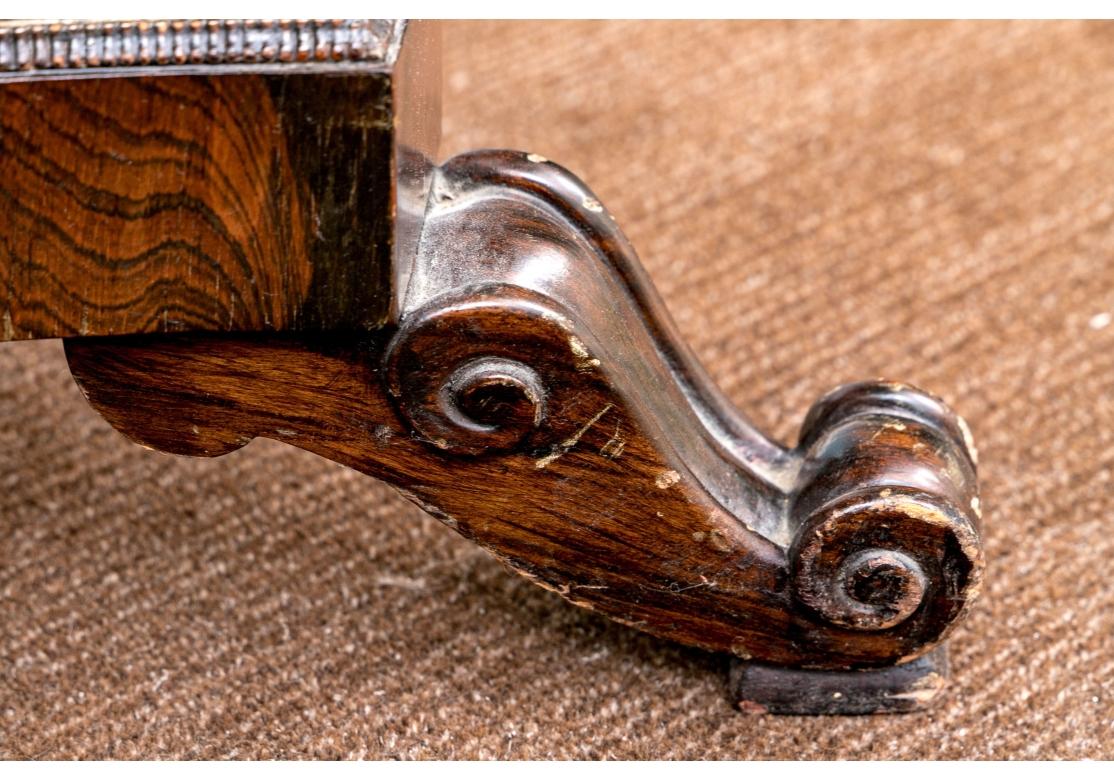 Laiton Table centrale ancienne en palissandre avec incrustation en laiton en vente