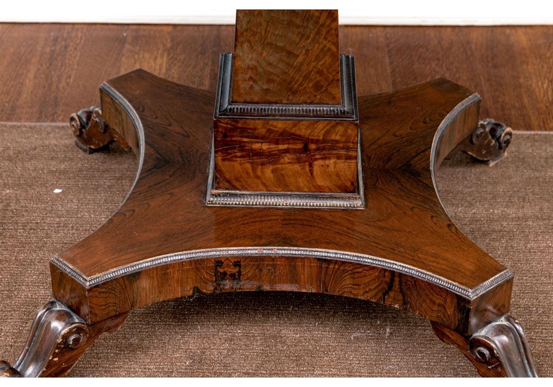 Table centrale ancienne en palissandre avec incrustation en laiton en vente 1