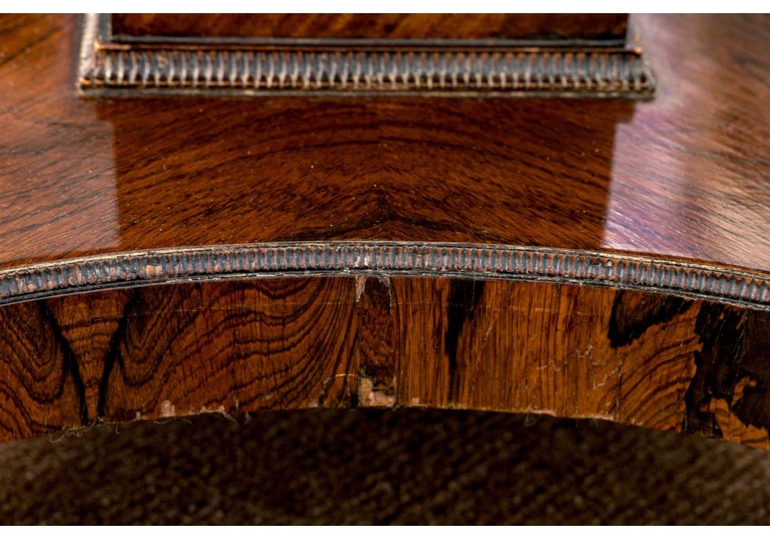 Table centrale ancienne en palissandre avec incrustation en laiton en vente 2