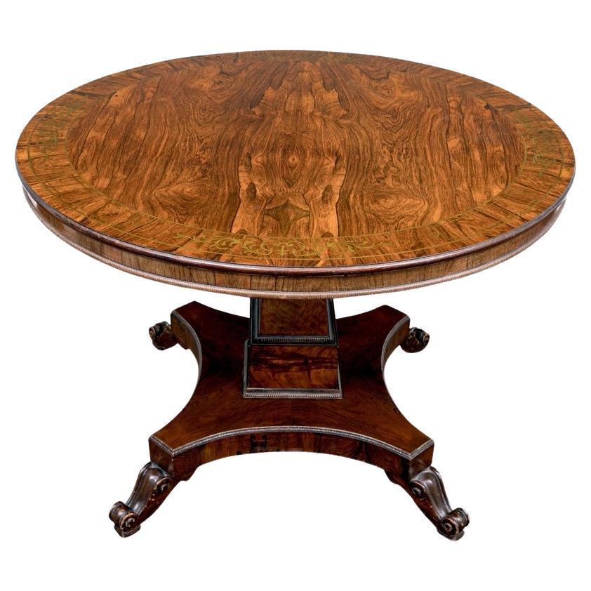 Table centrale ancienne en palissandre avec incrustation en laiton en vente