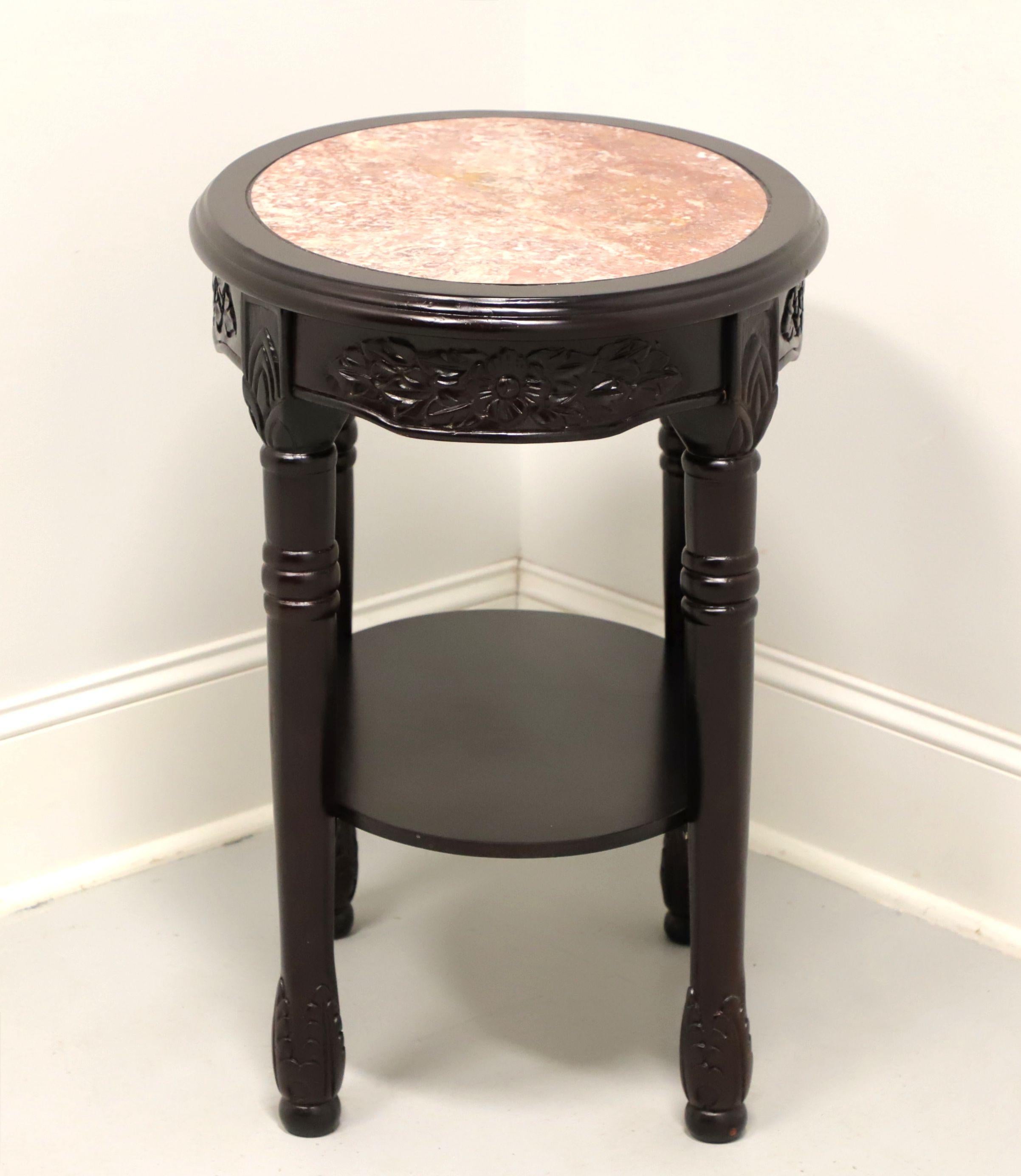 Américain Table d'appoint victorienne à plateau ovale en marbre et finition en bois de rose antique - B en vente