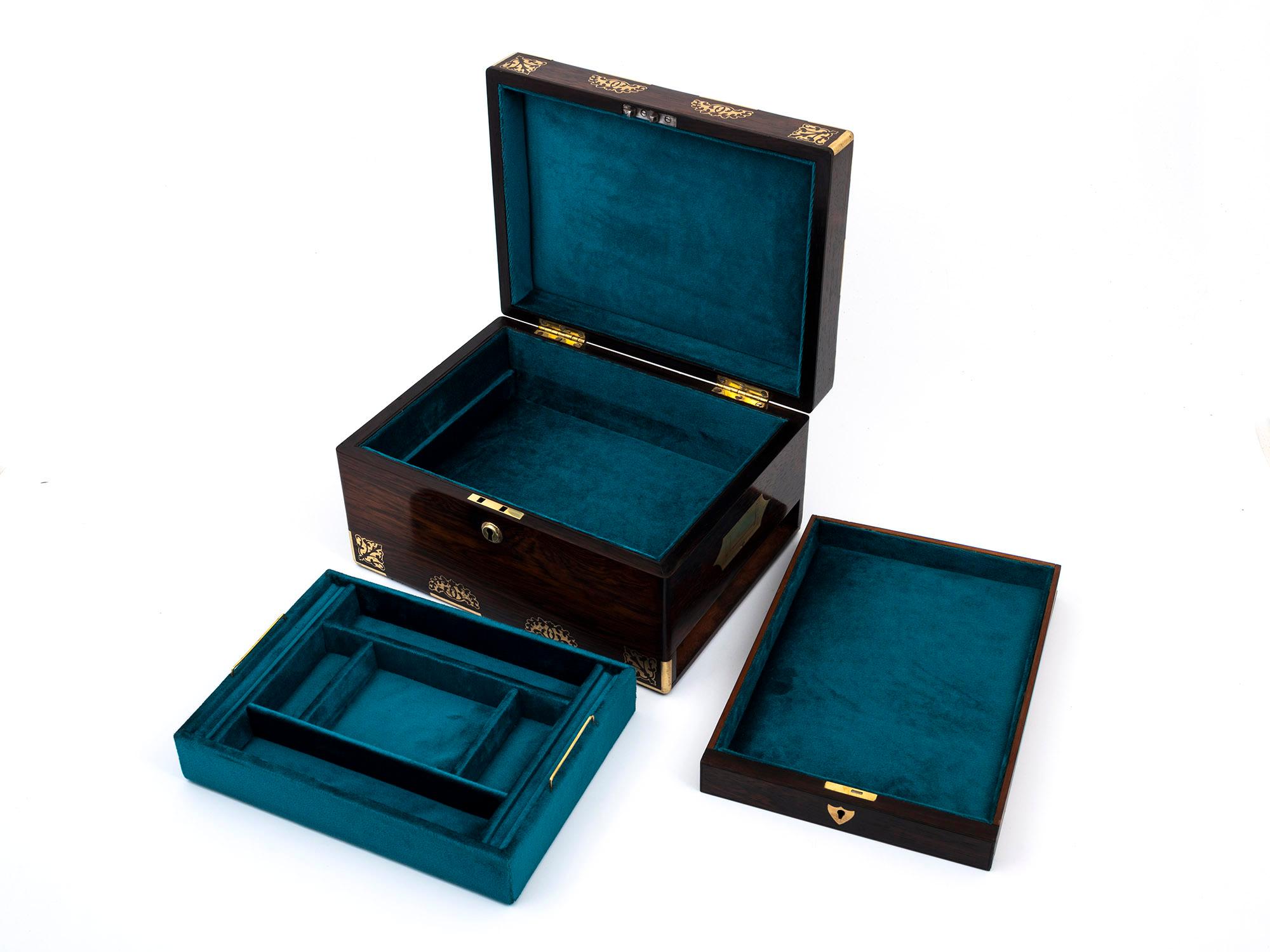 Boîte à bijoux d'antiquités en bois de rose avec incrustation en laiton orné et intérieur en velours sarcelle en vente 2