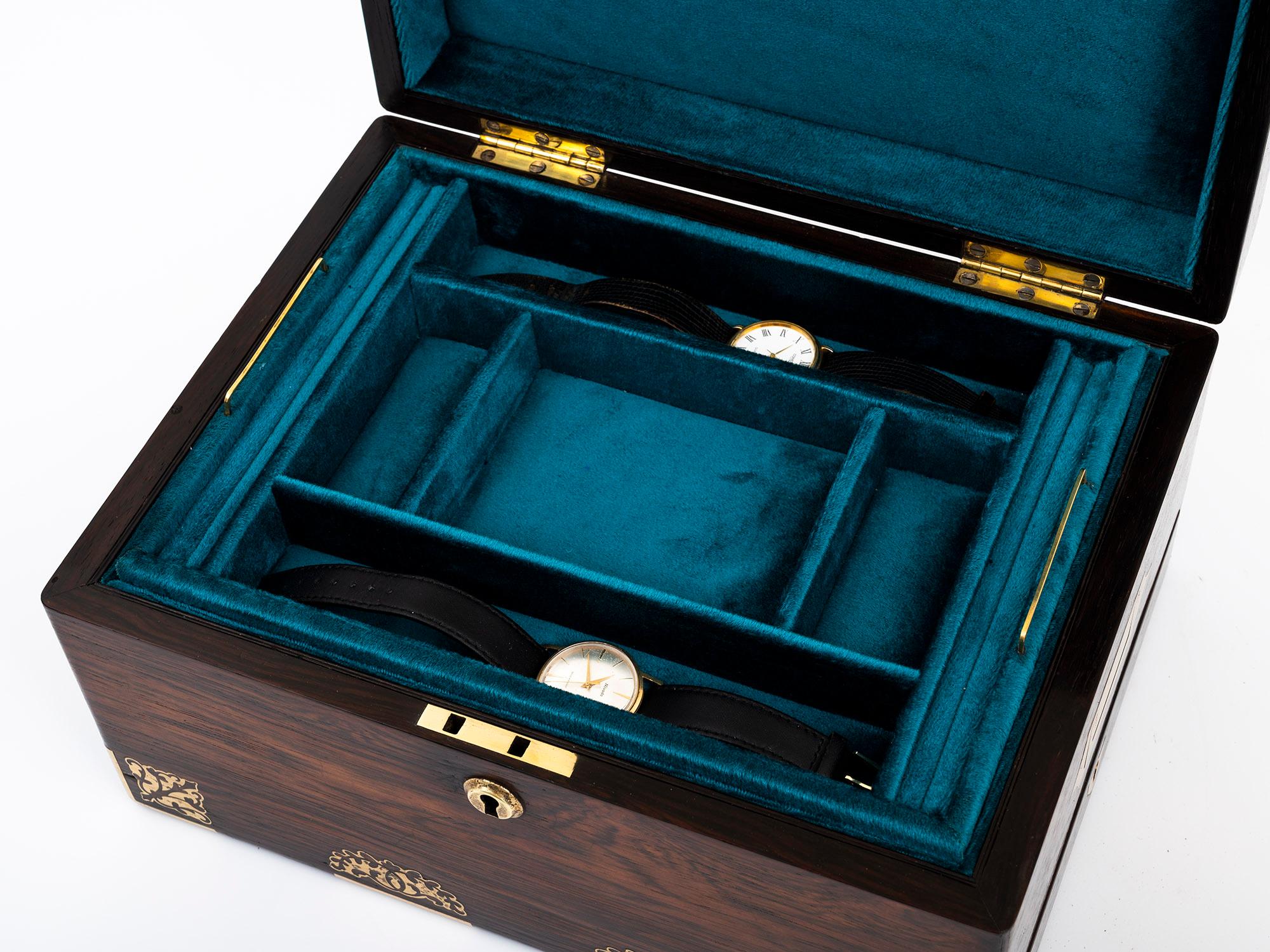 Boîte à bijoux d'antiquités en bois de rose avec incrustation en laiton orné et intérieur en velours sarcelle en vente 3