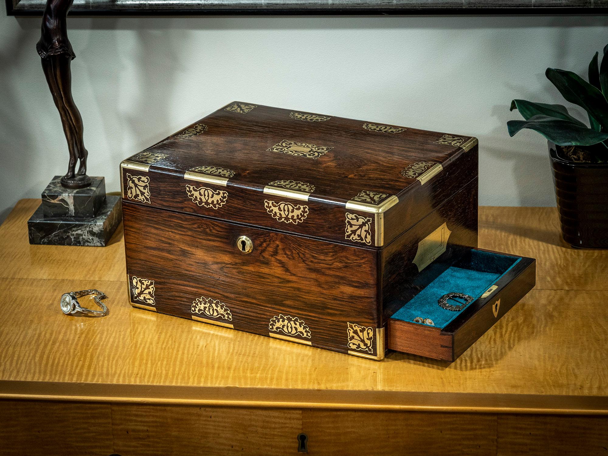 Boîte à bijoux d'antiquités en bois de rose avec incrustation en laiton orné et intérieur en velours sarcelle en vente 5