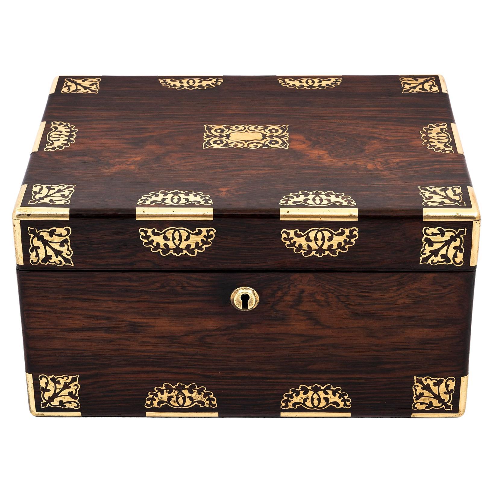 Boîte à bijoux d'antiquités en bois de rose avec incrustation en laiton orné et intérieur en velours sarcelle en vente