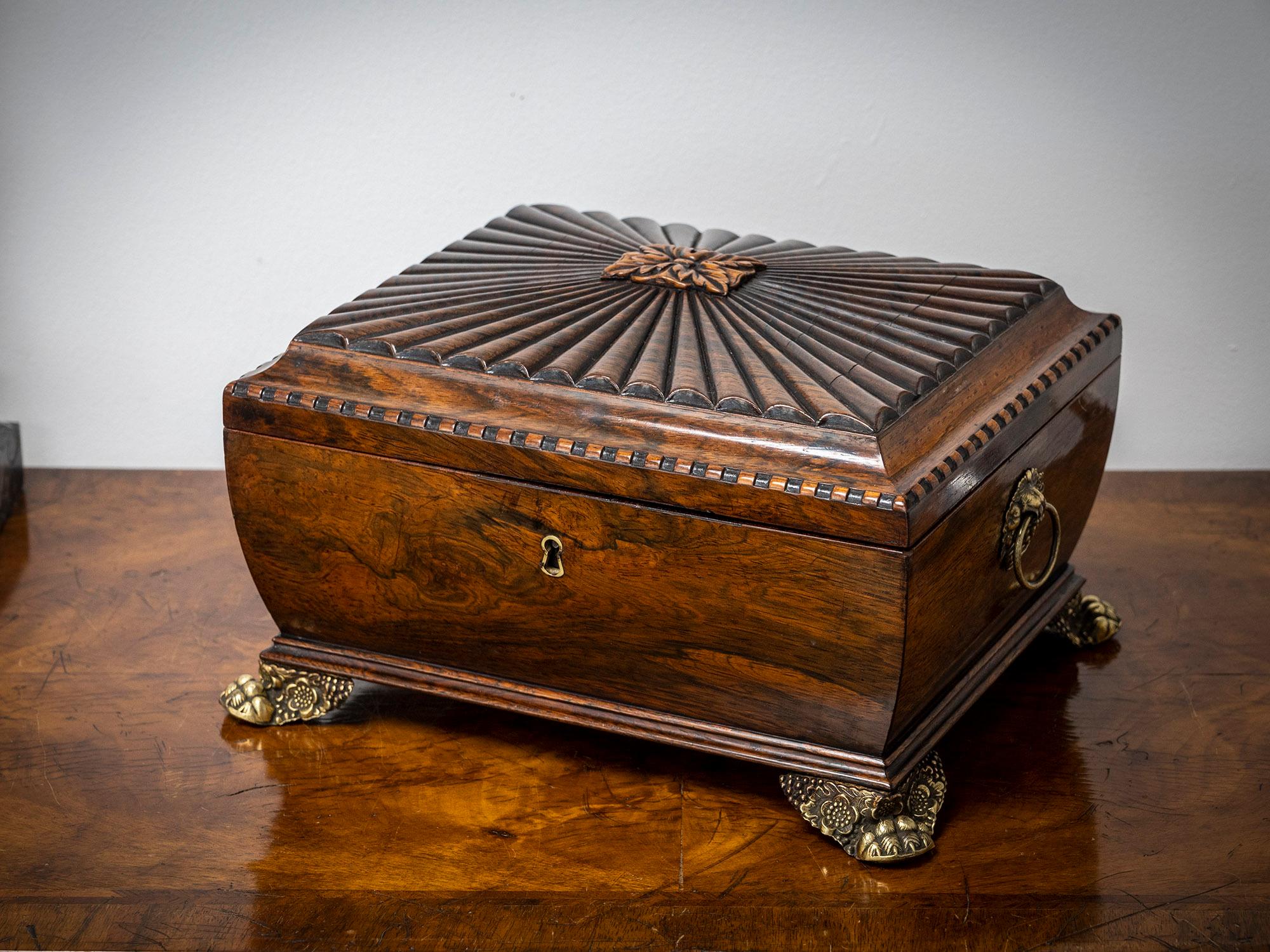 Boîte à bijoux ancienne en bois de rose avec détails en forme de sarcophage et laiton orné en vente 4