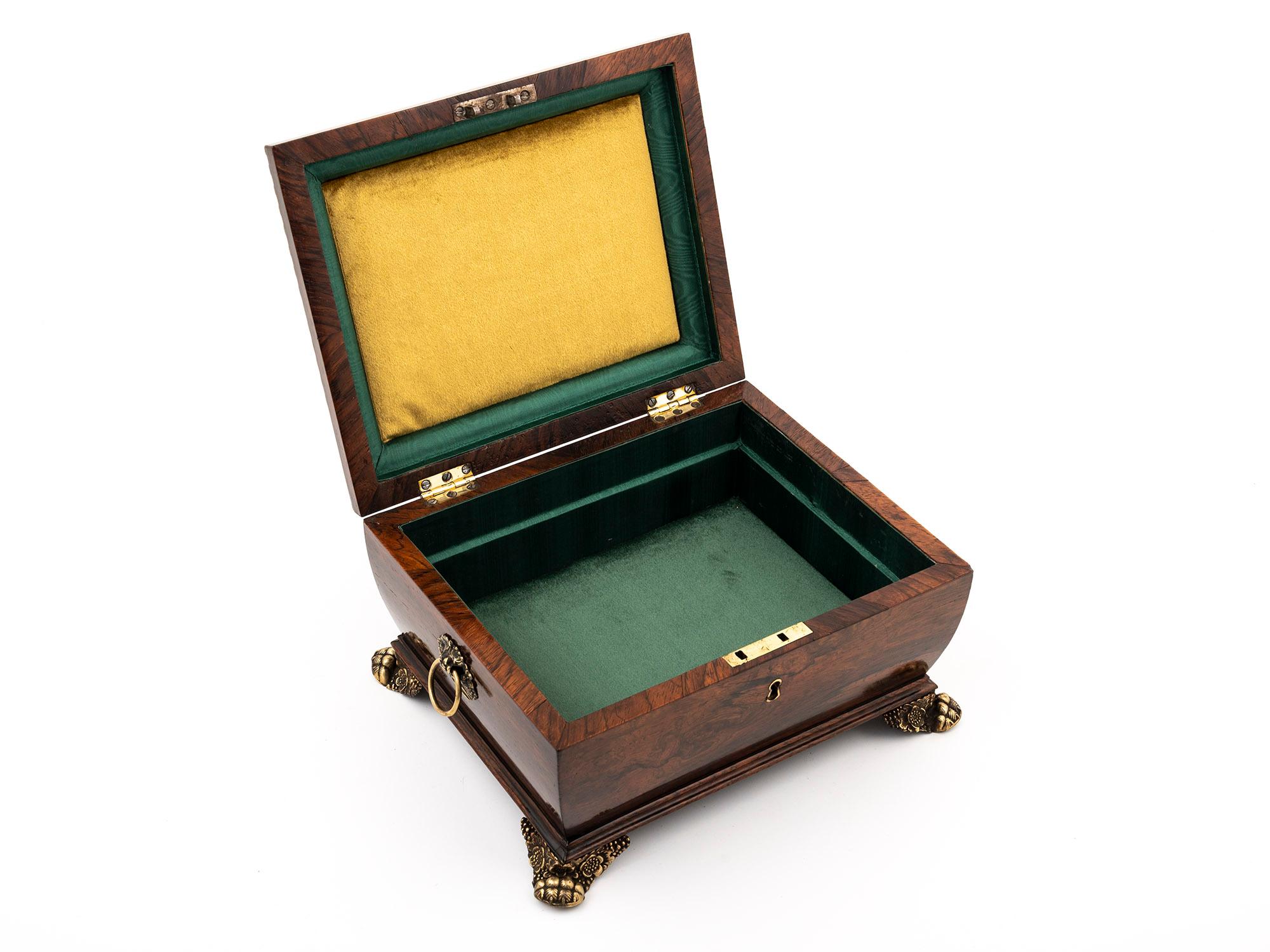 Boîte à bijoux ancienne en bois de rose avec détails en forme de sarcophage et laiton orné en vente 1