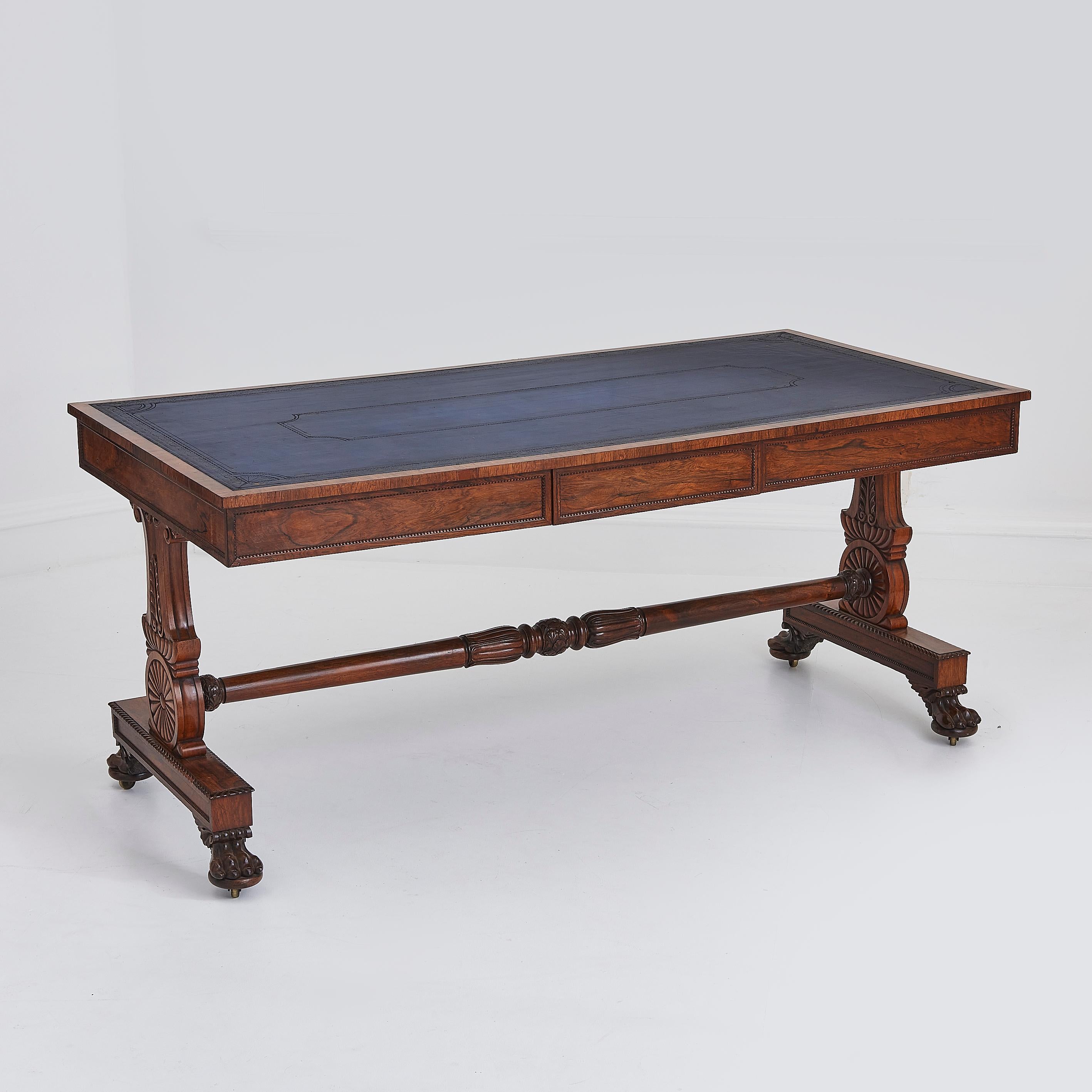 Antike Palisander Partner Schreibtisch mit blauem Leder geprägte Top & Hidden Button im Zustand „Gut“ im Angebot in London, GB