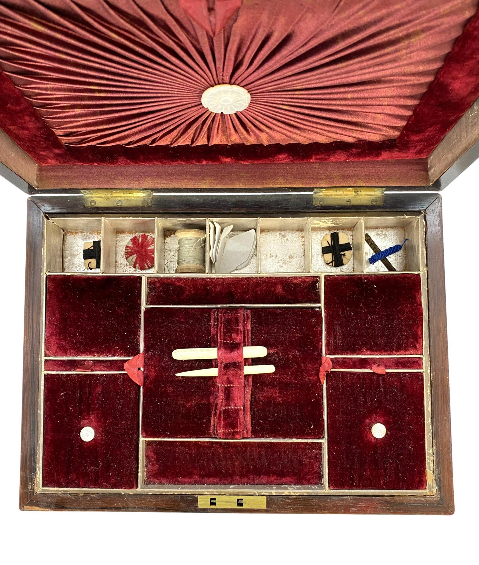 Boîte à couture ancienne en bois de rose avec incrustation de laiton et de nacre, anglaise, 1850 Bon état - En vente à Banner Elk, NC